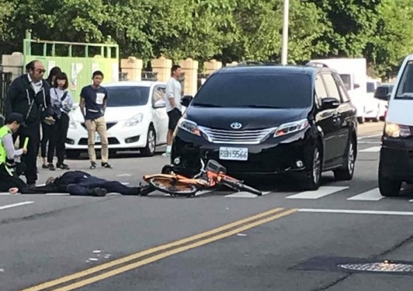 林男連人帶車倒地，市長隨扈通報救護車前來將林男送醫。（翻攝自徐玉紅臉書）