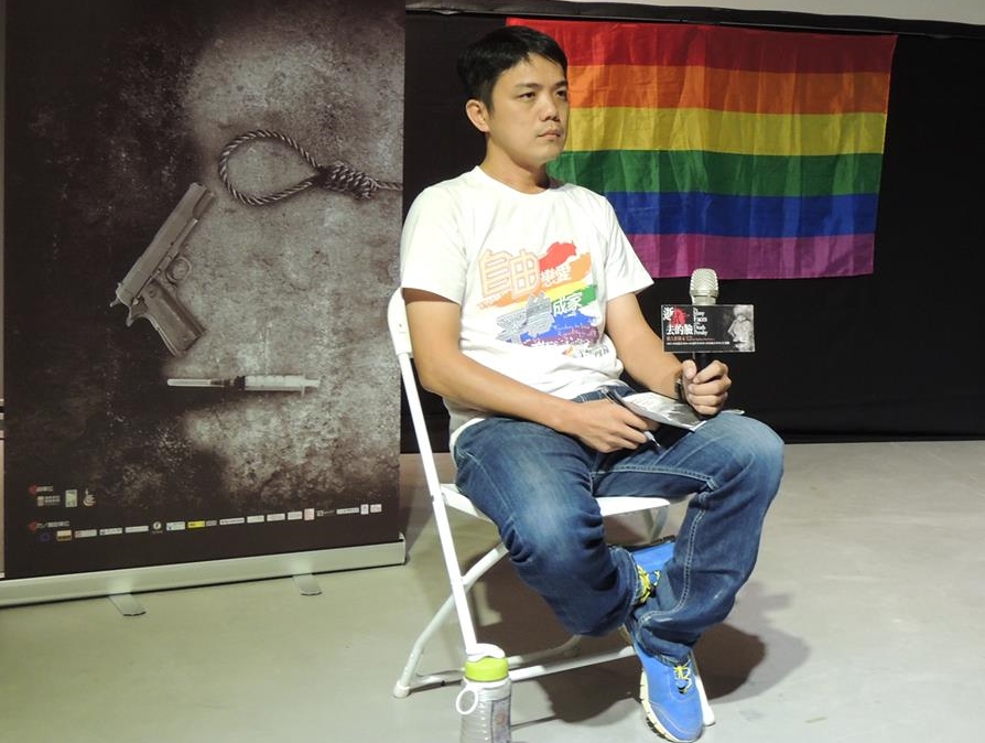 劉育豪教師昨日在臉書po文，以「在國小三年級課堂上教授保險套的『那個老師』」為題，反駁反同團體。（翻攝自劉育豪臉書）