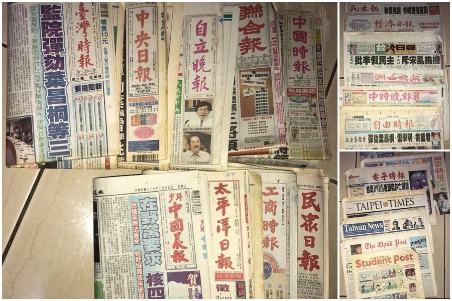 台中有一位爸爸在女兒出生當晚買了各家報紙,18年後將「時空膠囊」送給女兒。(翻攝自臉書)