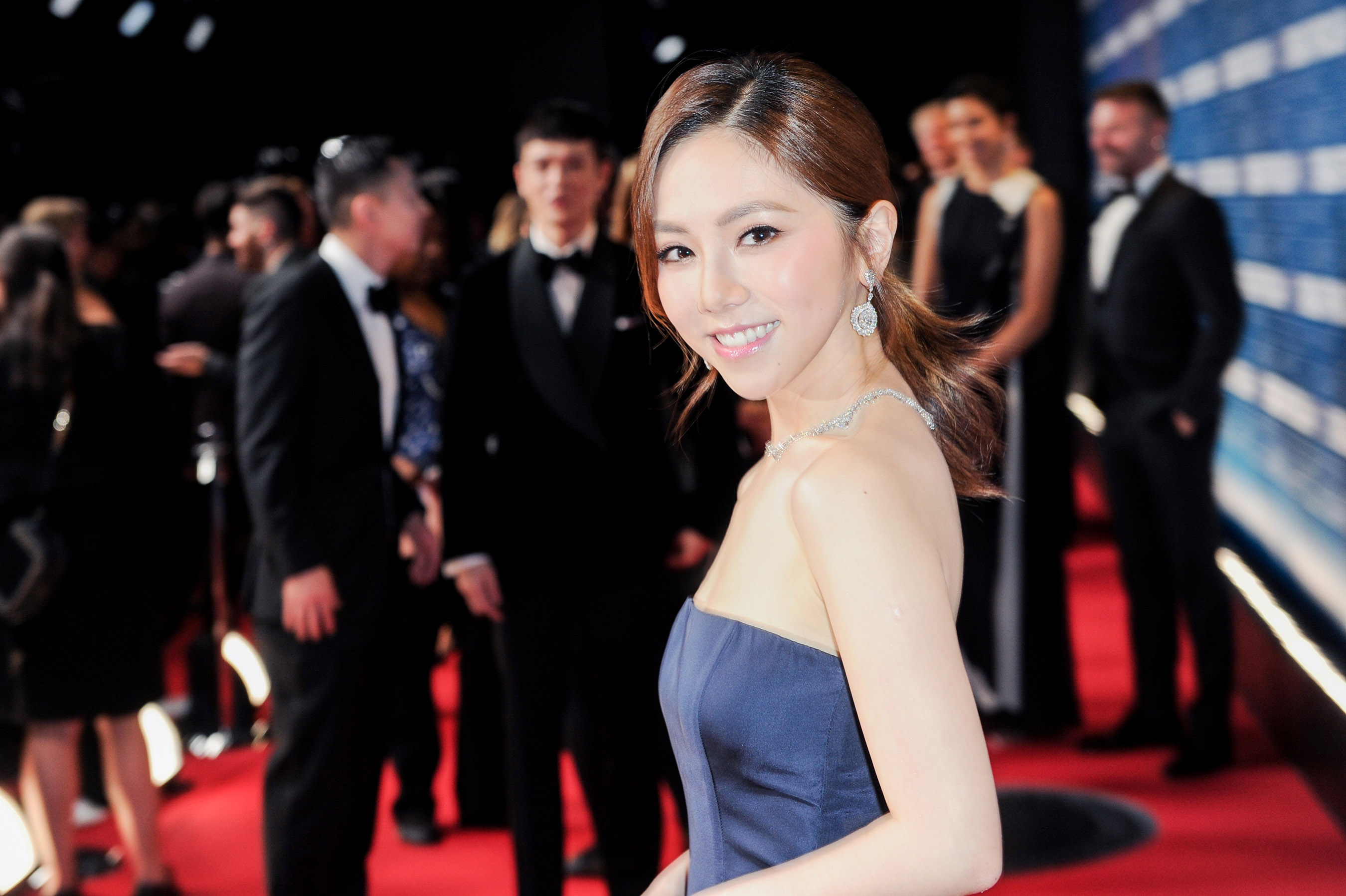 鄧紫棋於美國時間4日登上NASA頒獎典禮開唱，一身華服亮相，眼前卻看到一群偶像小鹿亂撞。 （蜂鳥音樂提供）