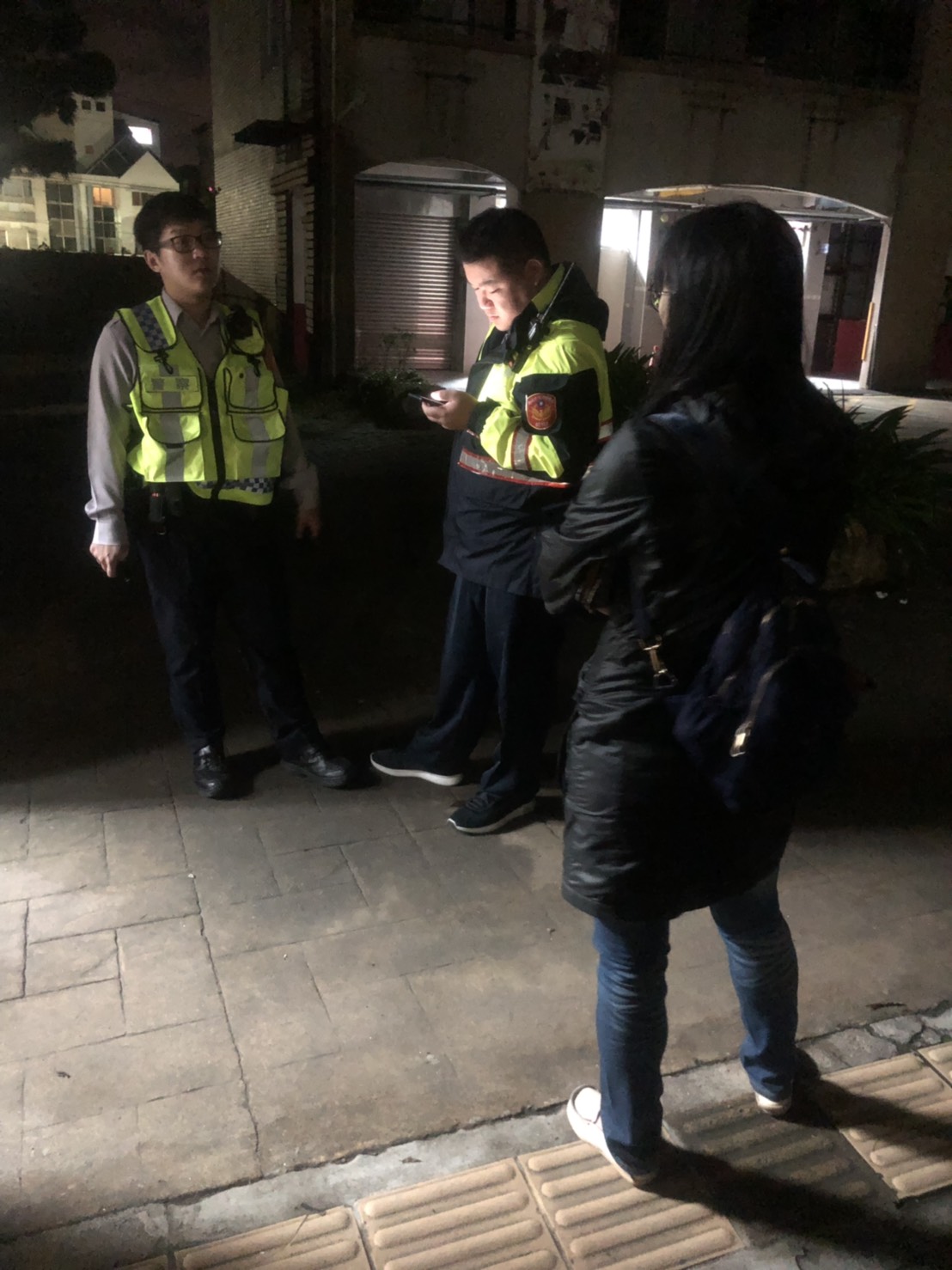 警方昨晚到吳母任教的學校逐層搜尋兩兄弟身影未果。（翻攝畫面）