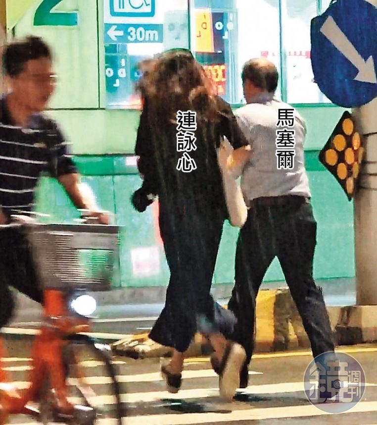 10/26 22:14 本刊直擊馬塞爾與連詠心在回家的路上突然下雨,連詠心挽著丈夫的手小跑步過馬路。