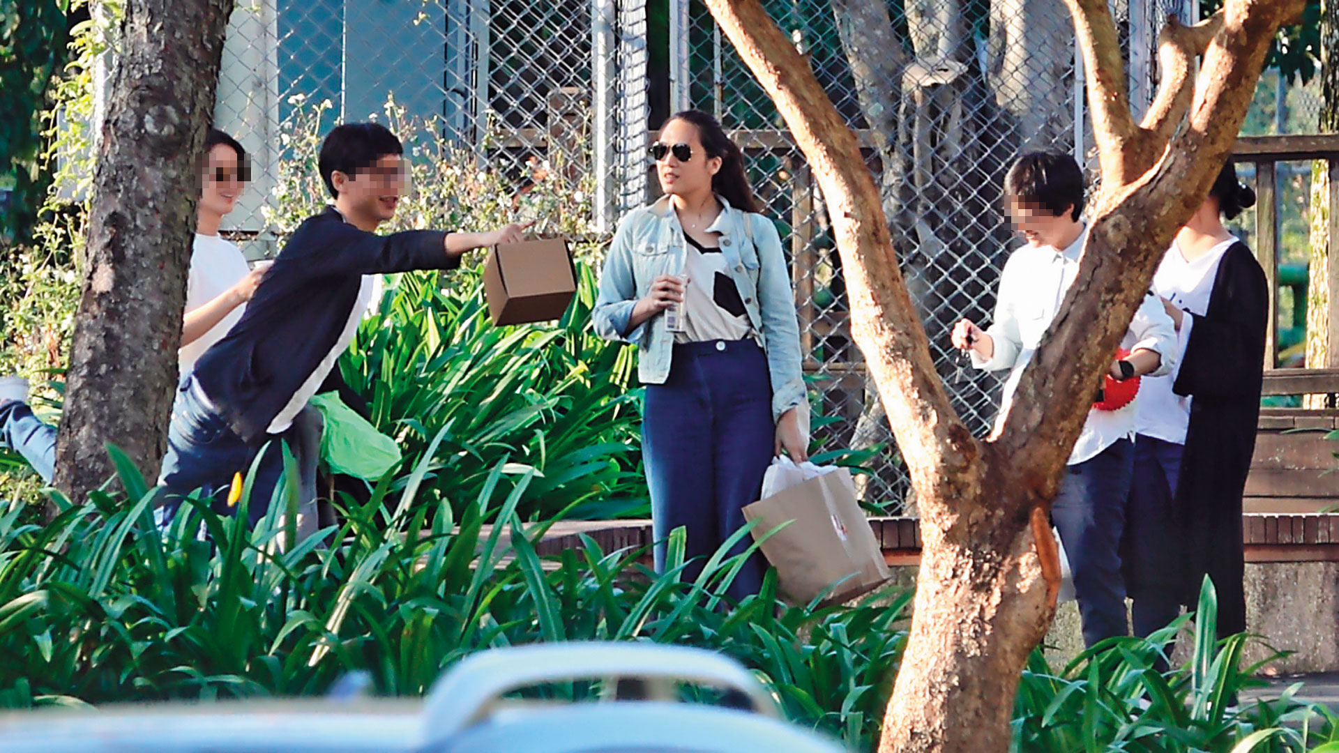 連詠心日前與友人外出郊遊時，友人故意擺出「定情密碼」的姿勢，開開2人的玩笑。