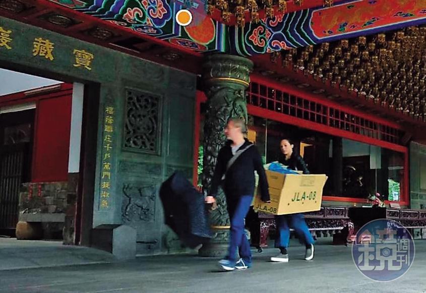 馬塞爾（左）在寶藏巖舉辦墨西哥亡靈節活動，連詠心（右）11月1日跟他早上去採買花卉，並將花卉搬進會場布置。