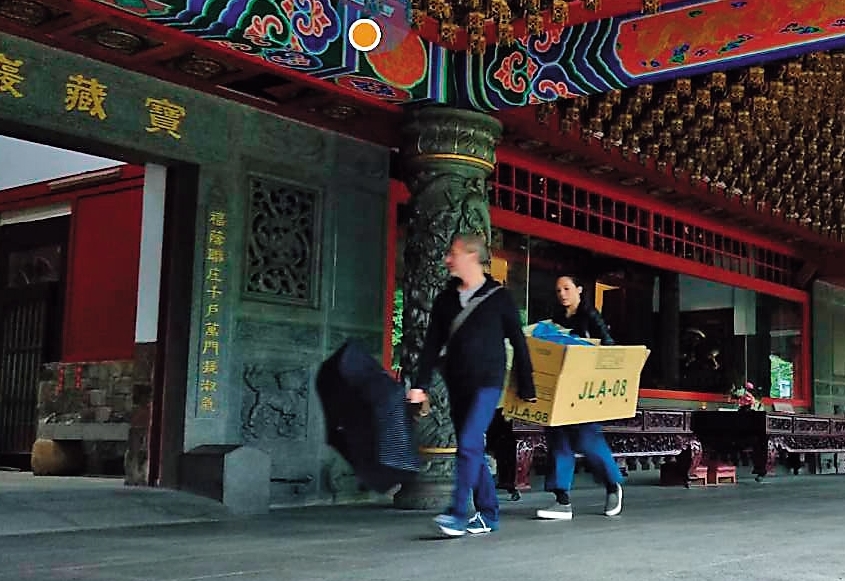 馬塞爾（左）在寶藏巖舉辦墨西哥亡靈節活動，連詠心（右）11月1日跟他早上去採買花卉，並將花卉搬進會場布置。