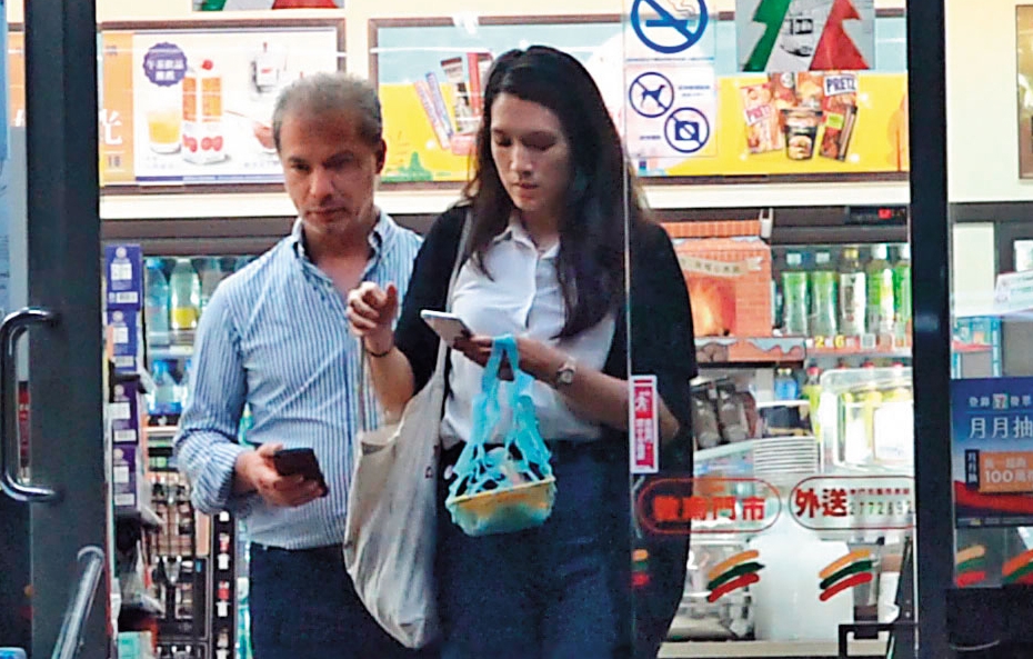 10月26日22:32，連詠心（右）與馬塞爾（左）座談會後肚子餓了，就在超商買微波食品果腹，連詠心揹的還是帆布環保袋。