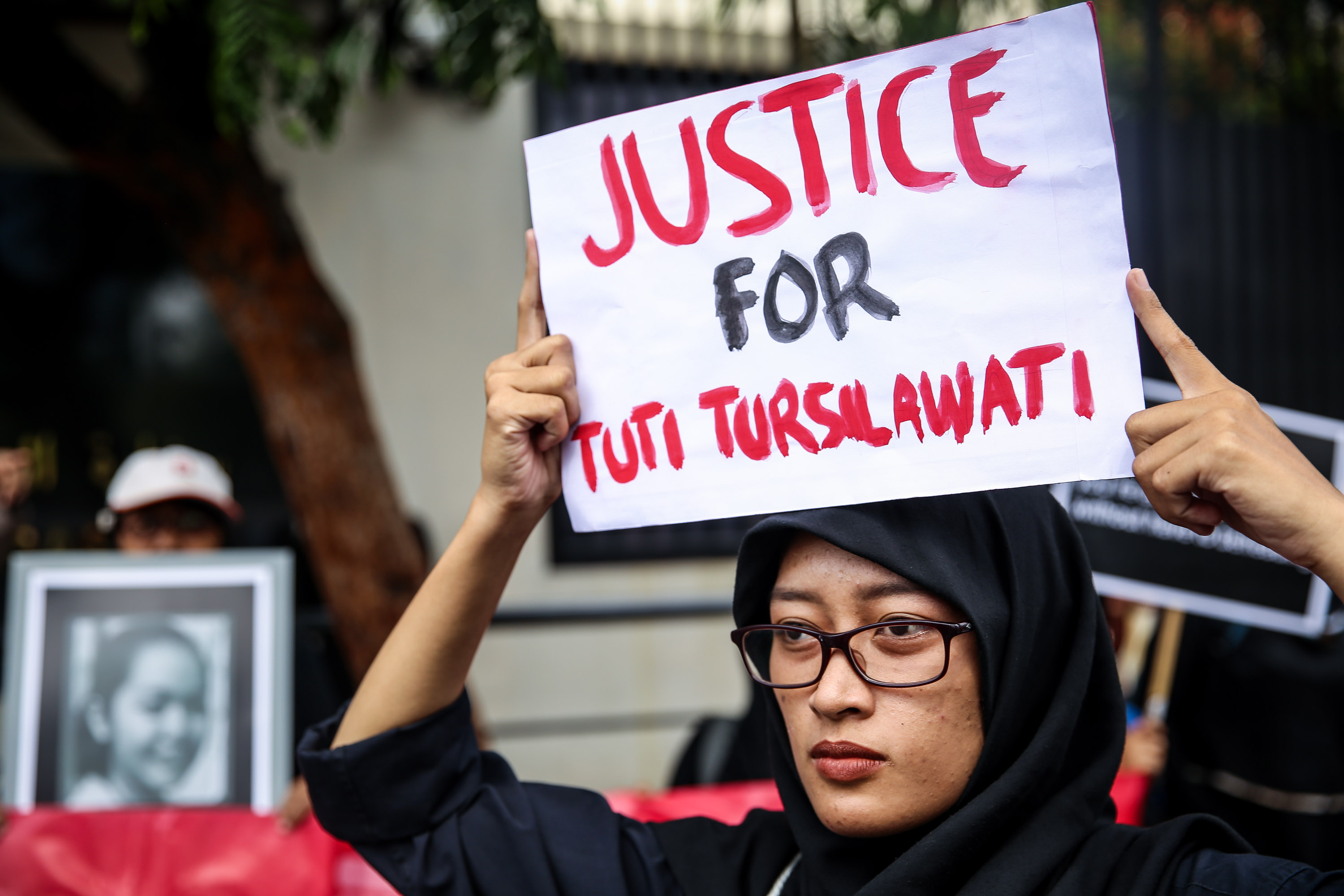 2018年11月2日，印尼人權圖體「移工關懷」在沙烏地阿拉伯駐雅加達大使館外抗議沙國處決印尼籍女傭圖蒂。（東方IC）