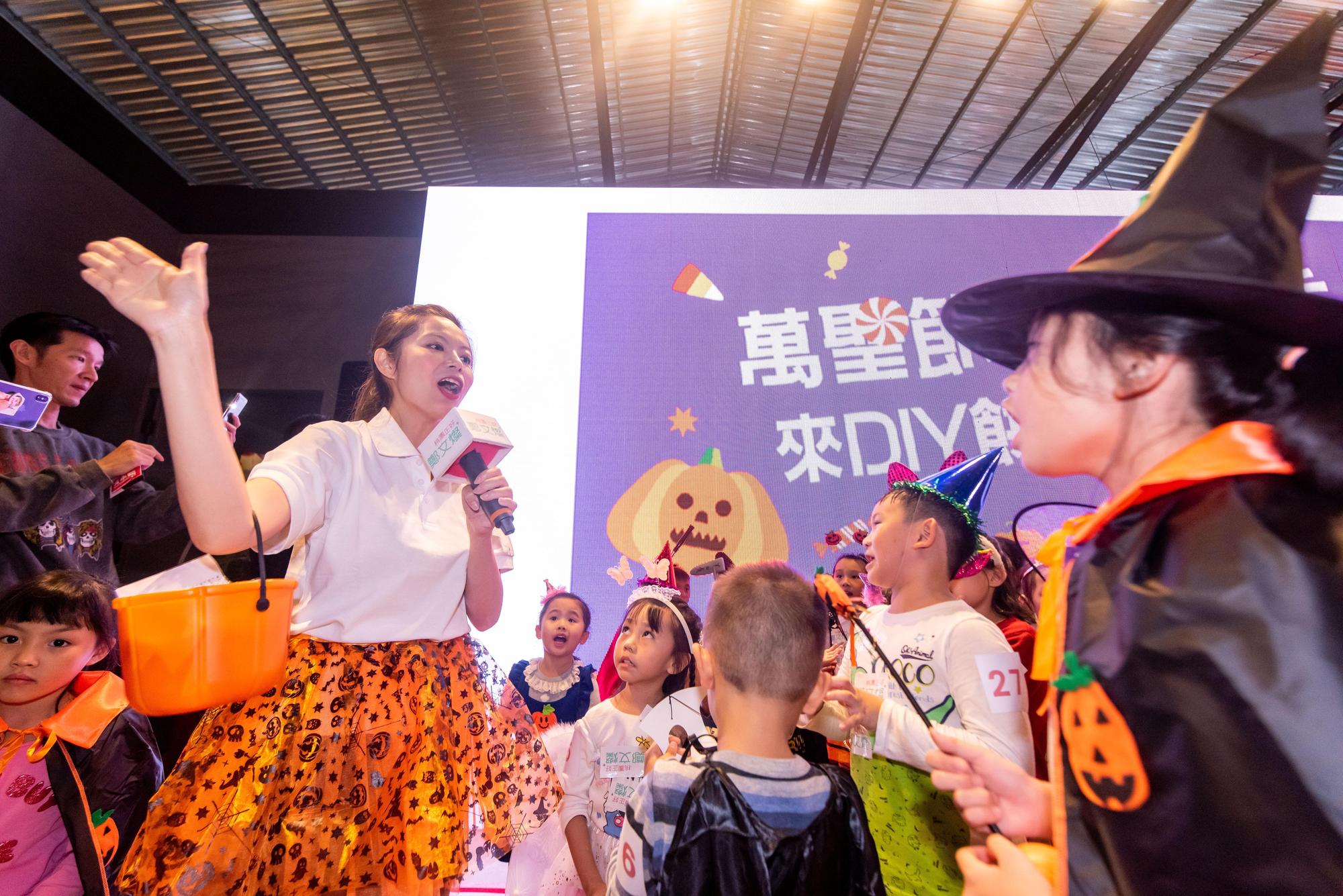 鄭文燦跳脫選舉框架,把競選總部變成親子館。