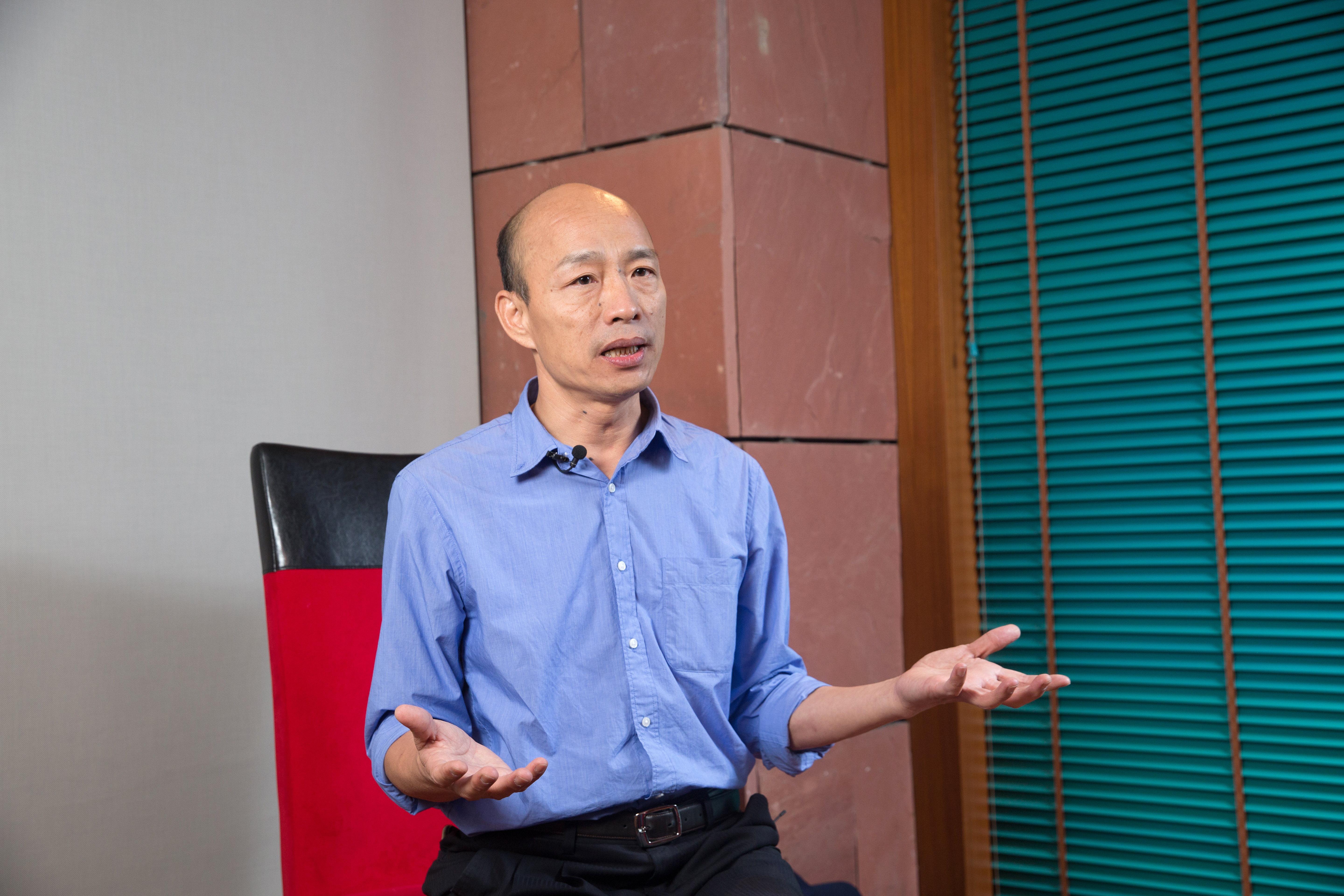 筆名人渣文本的輔大哲學系助理教授周偉航在臉書上表示，要教訓民進黨，所以力挺韓國瑜，「我就真不知邏輯在哪邊」。