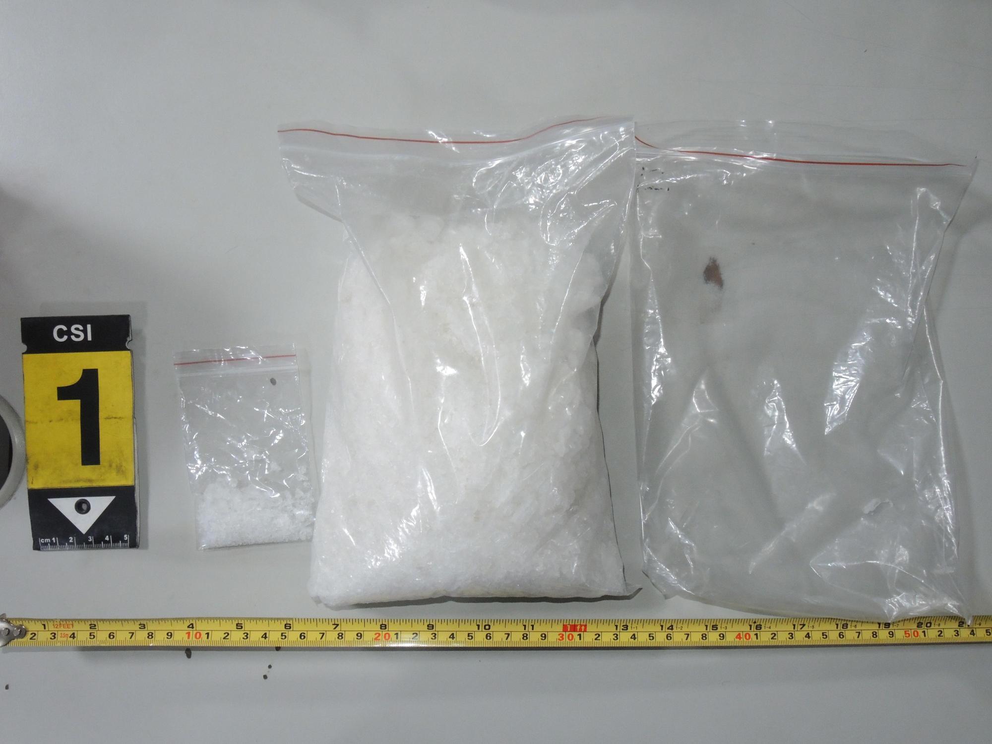 嫌犯在逃跑途中丟棄的1公斤安毒。（翻攝畫面）