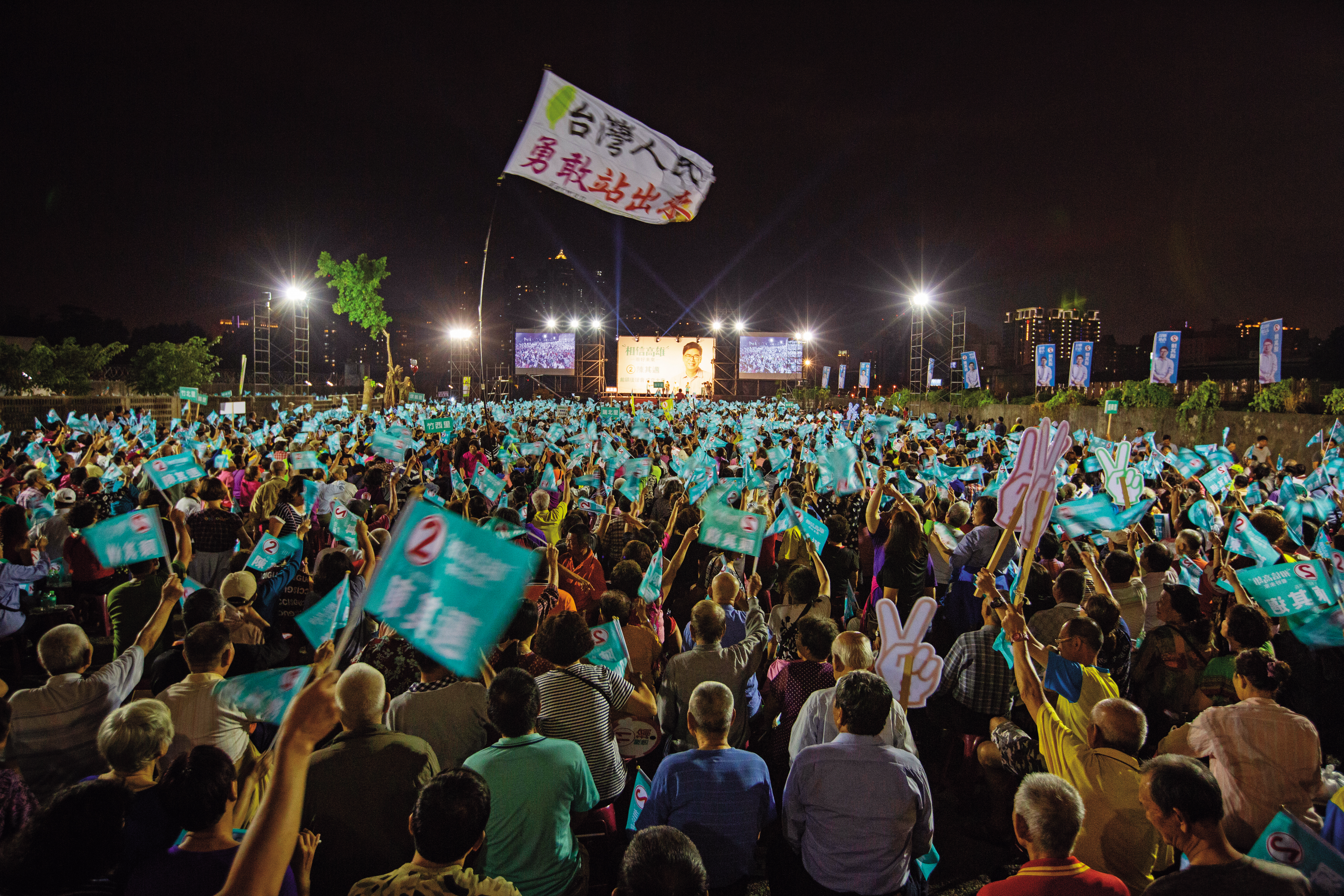 高雄市長選戰打成五五波，陳其邁陣營在選前狂辦造勢活動，盼催出支持者熱情。