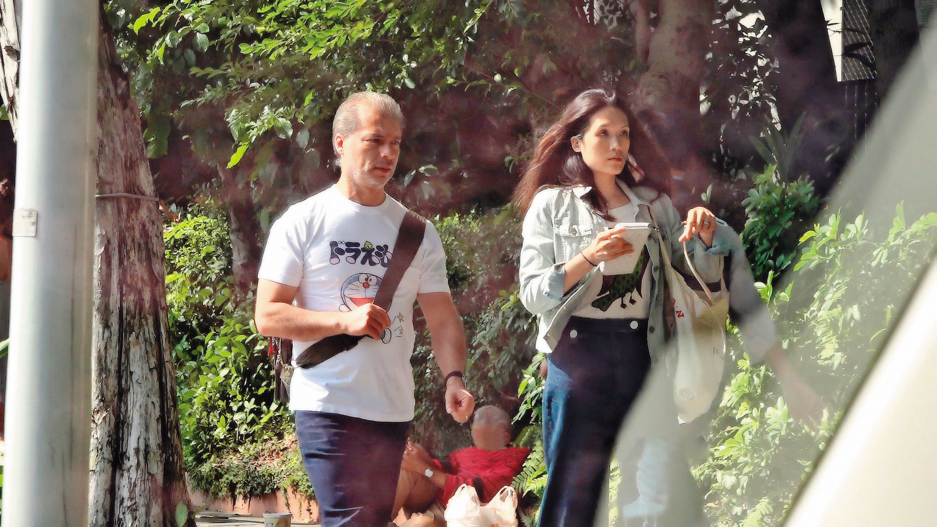 連詠心（右）與新婚夫馬塞爾（左）一身輕便前往北科大看展覽。