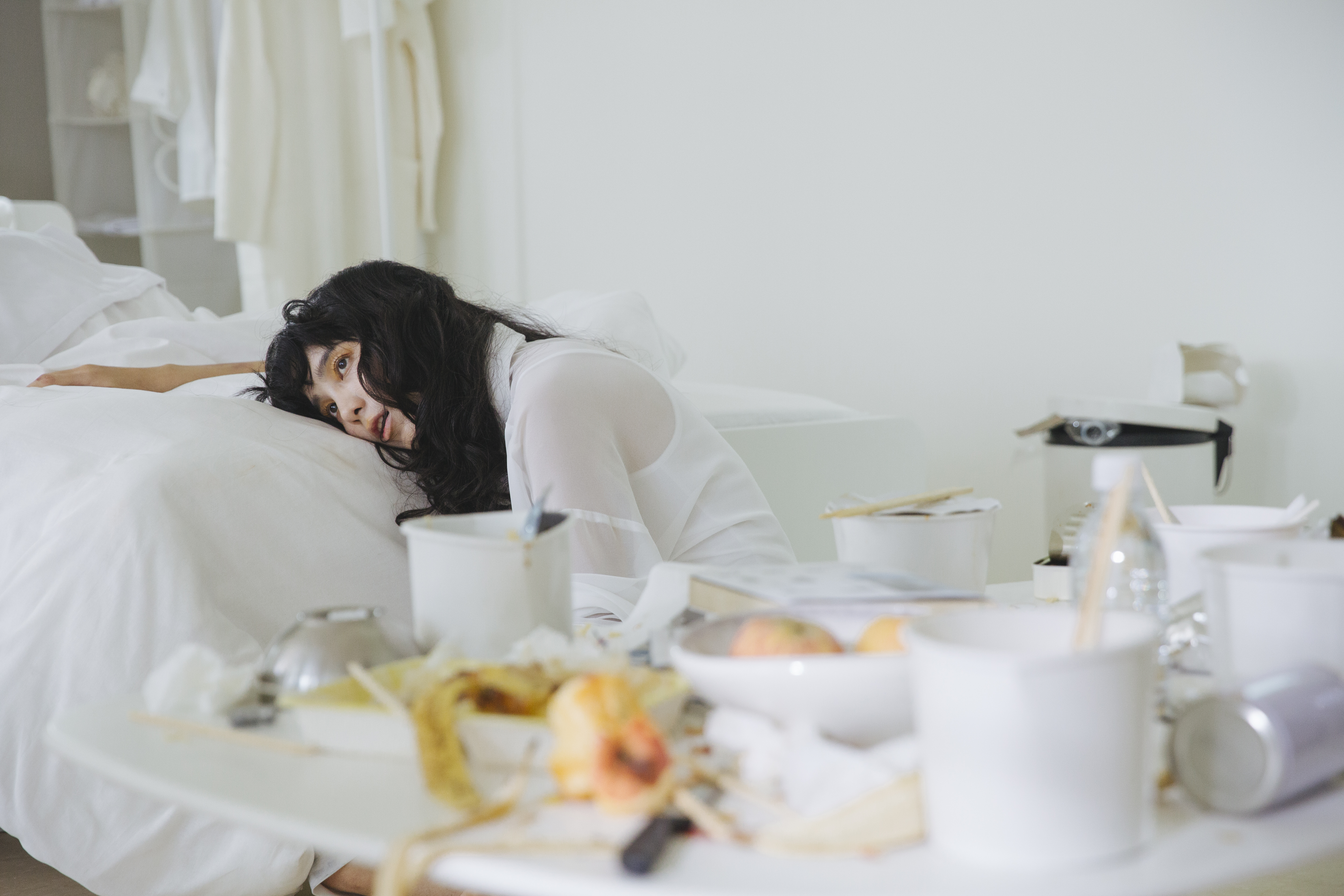 温貞菱在片中飾演一位受壓迫且有強迫症的女子，她全身白衣，場景也是全白，有一種詭異的氣息。