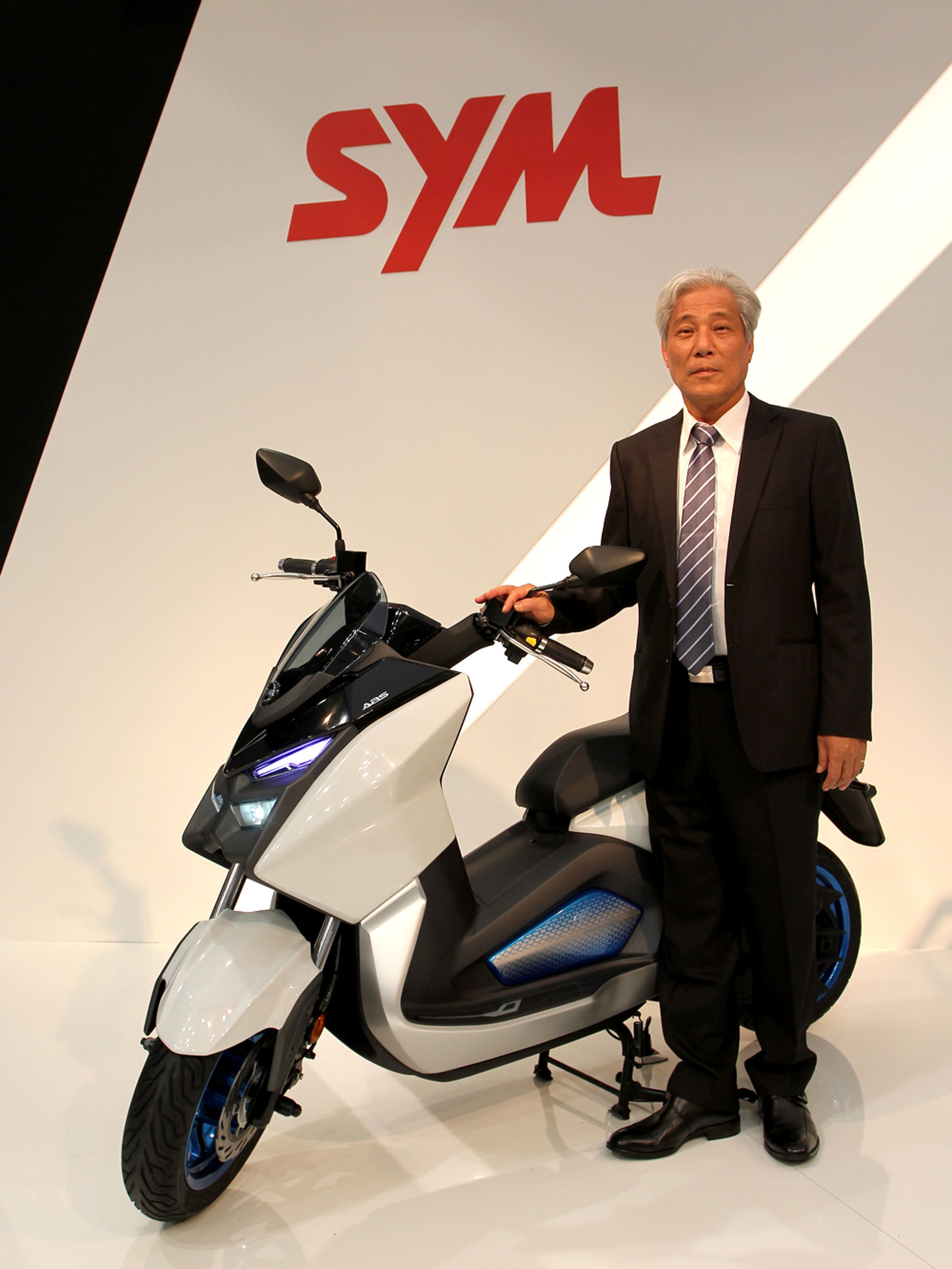 三陽工業董事長吳清源在機車發源地—義大利米蘭發佈新款EE1電動重機。