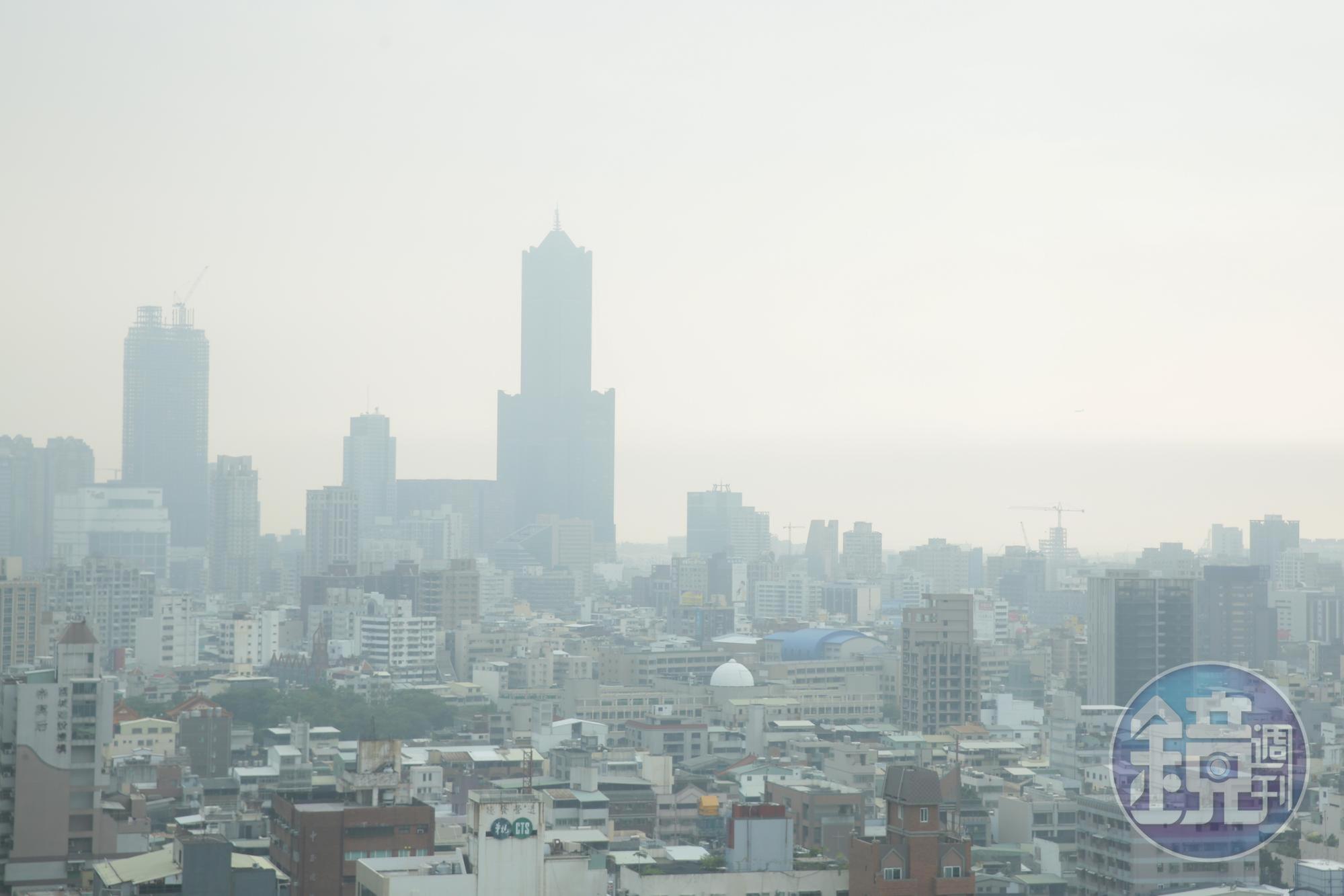 近日西半部擴散條件不太好，導致苗栗以南到屏東地區空品差，甚至都達對敏感族群不健康的等級。