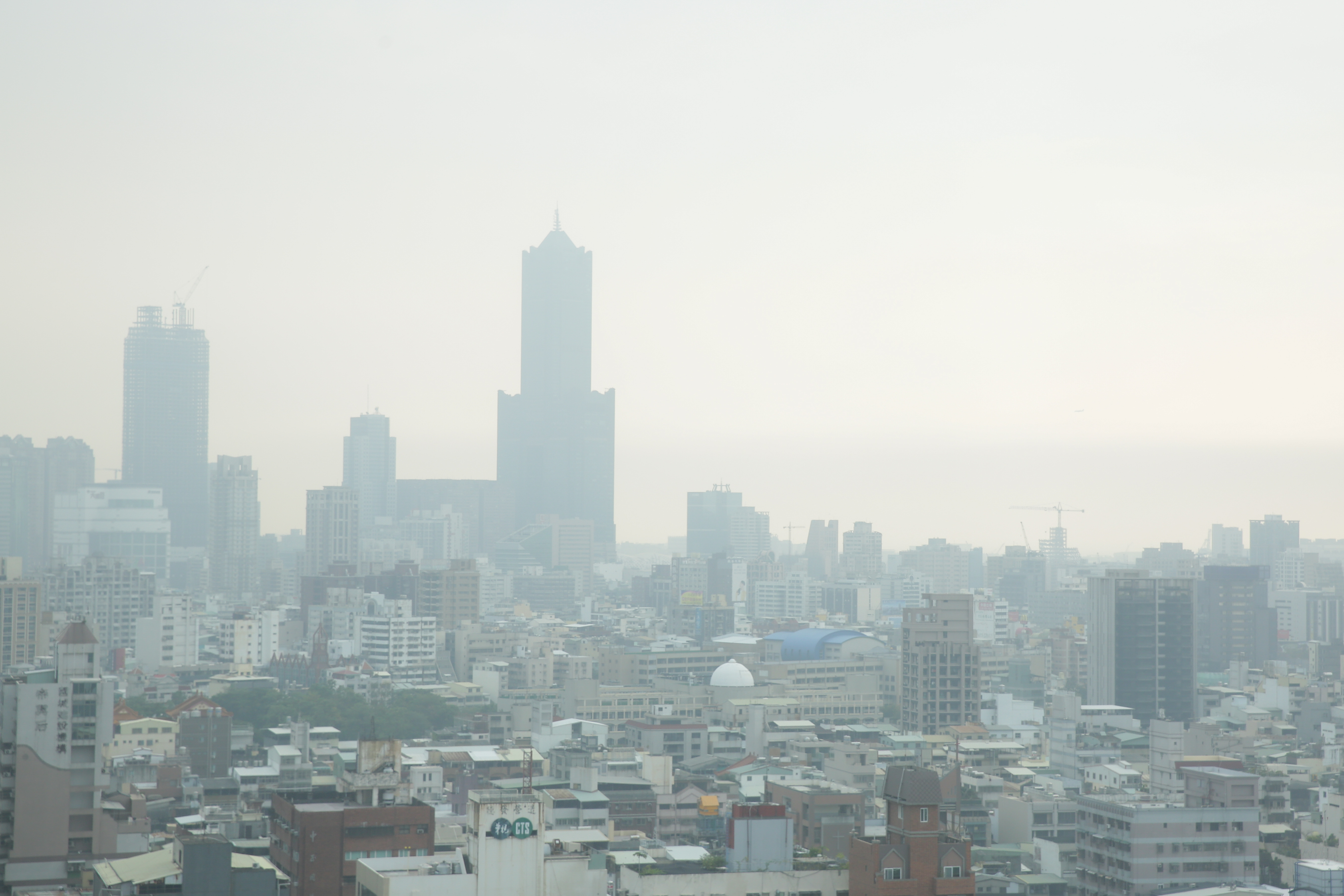 近日西半部擴散條件不太好，導致苗栗以南到屏東地區空品差，甚至都達對敏感族群不健康的等級。