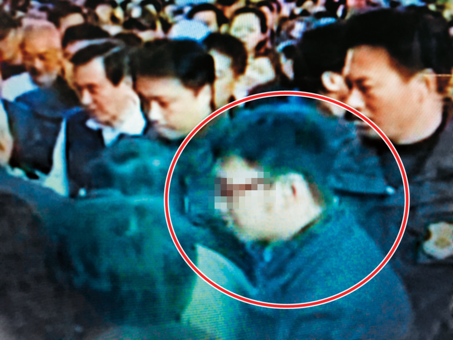 林姓特勤人員（紅圈處）曾擔任前總統馬英九的隨扈，第一線維安防護牆不乏其身影。（翻攝畫面）