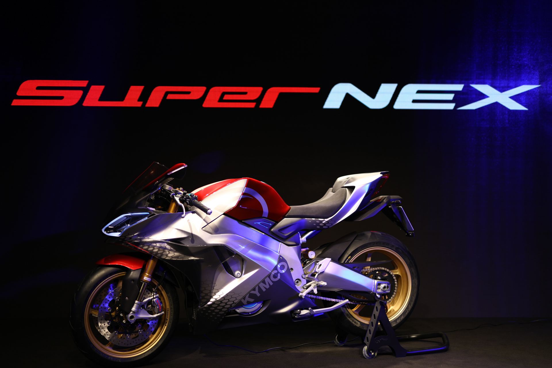 燃油機車龍頭光陽發表全新電動重機超跑SuperNEX。（光陽提供）