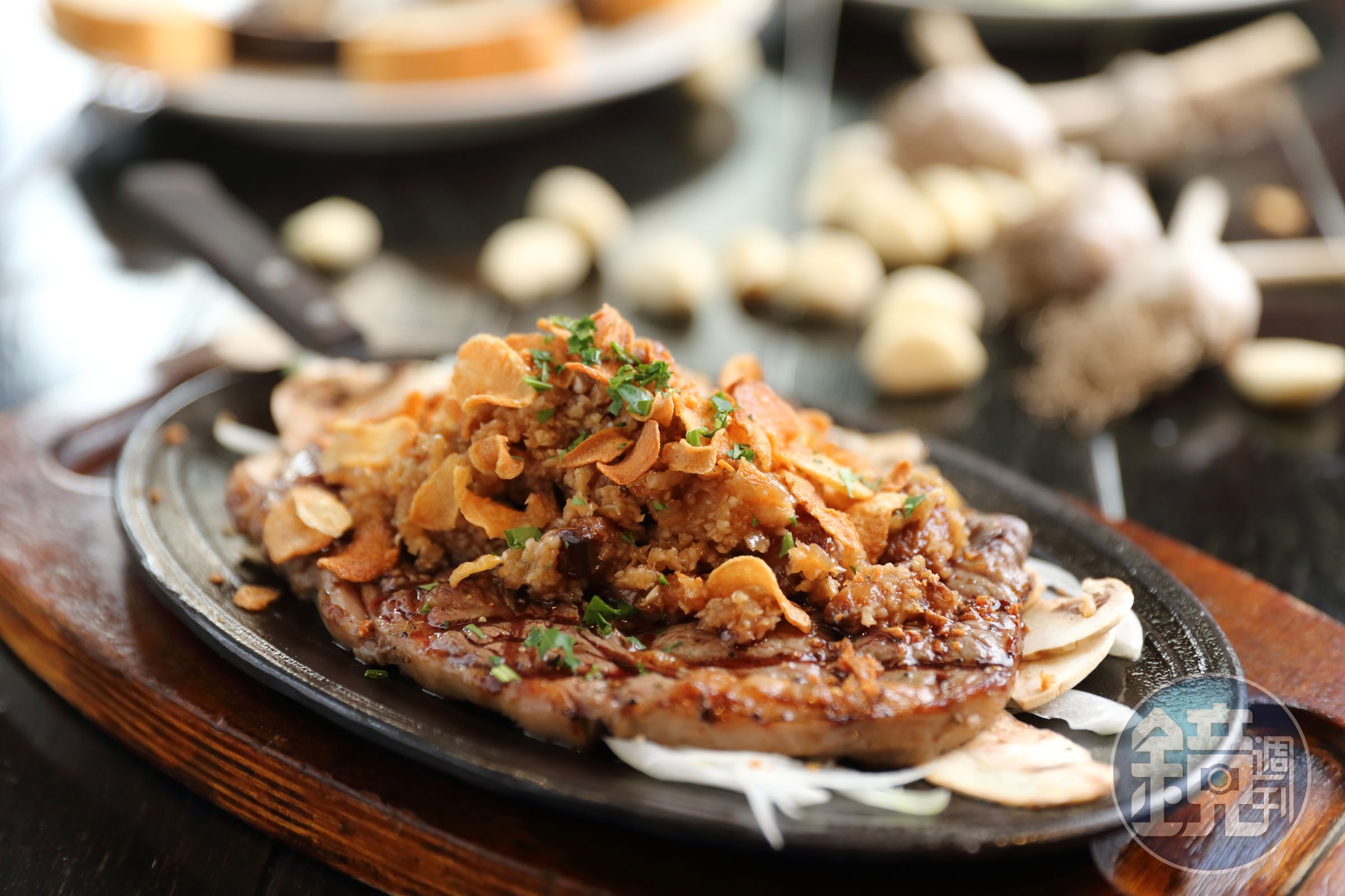 「Garlic Steak」撒上一座蒜片山和蒜末，蒜味滿滿。（40,900韓元／份，約NT$1,121）（Mad for Garlic提供）