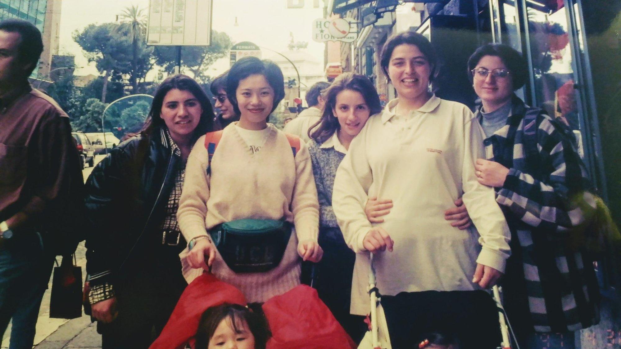 潔媽年輕時帶著年幼女兒旅行歐洲,感受到當地景氣繁榮,回國後開始投資歐股基金。(翻攝自臉書)
