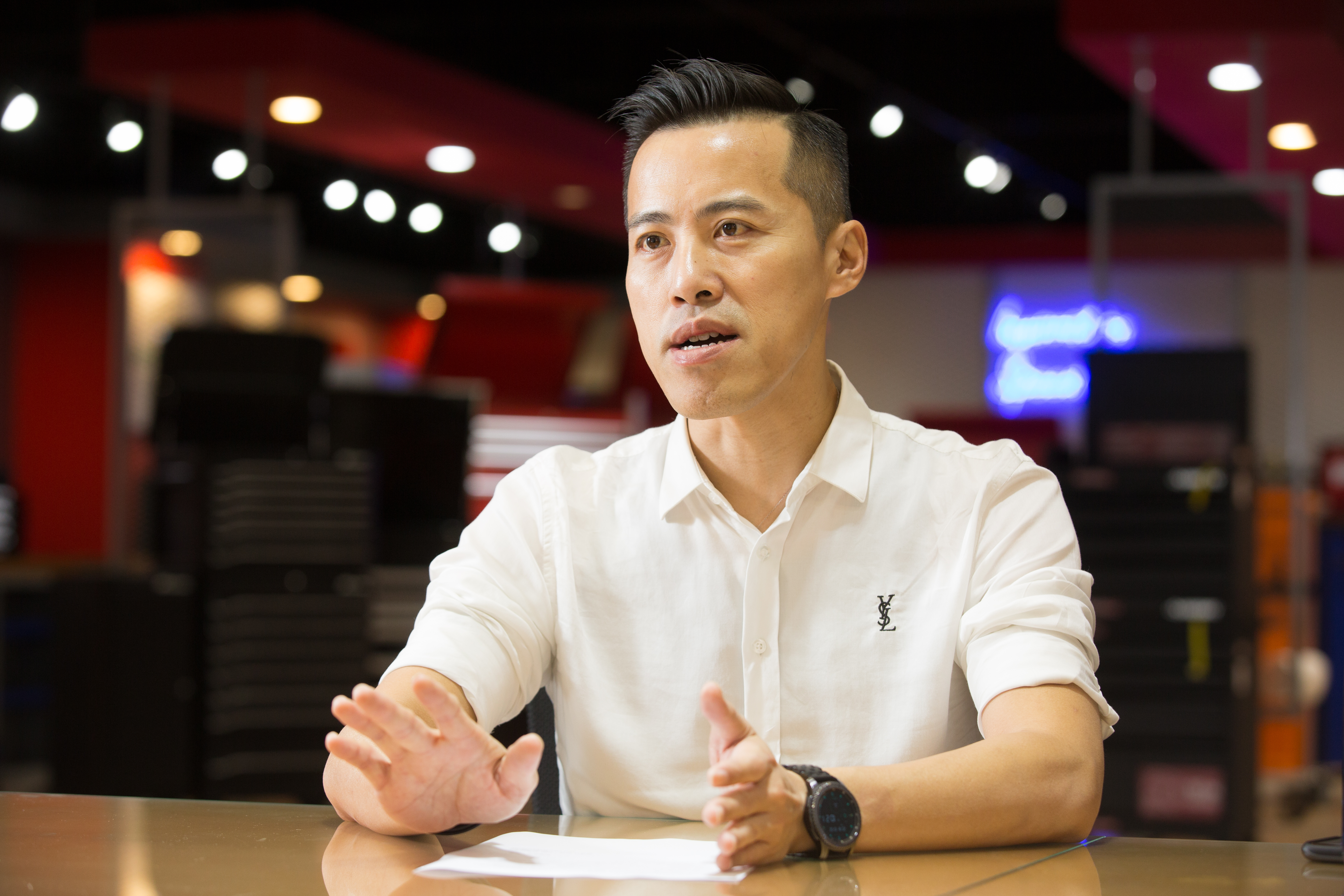 張庭維大學畢業後，在父親張秋龍的建議下回家接班。