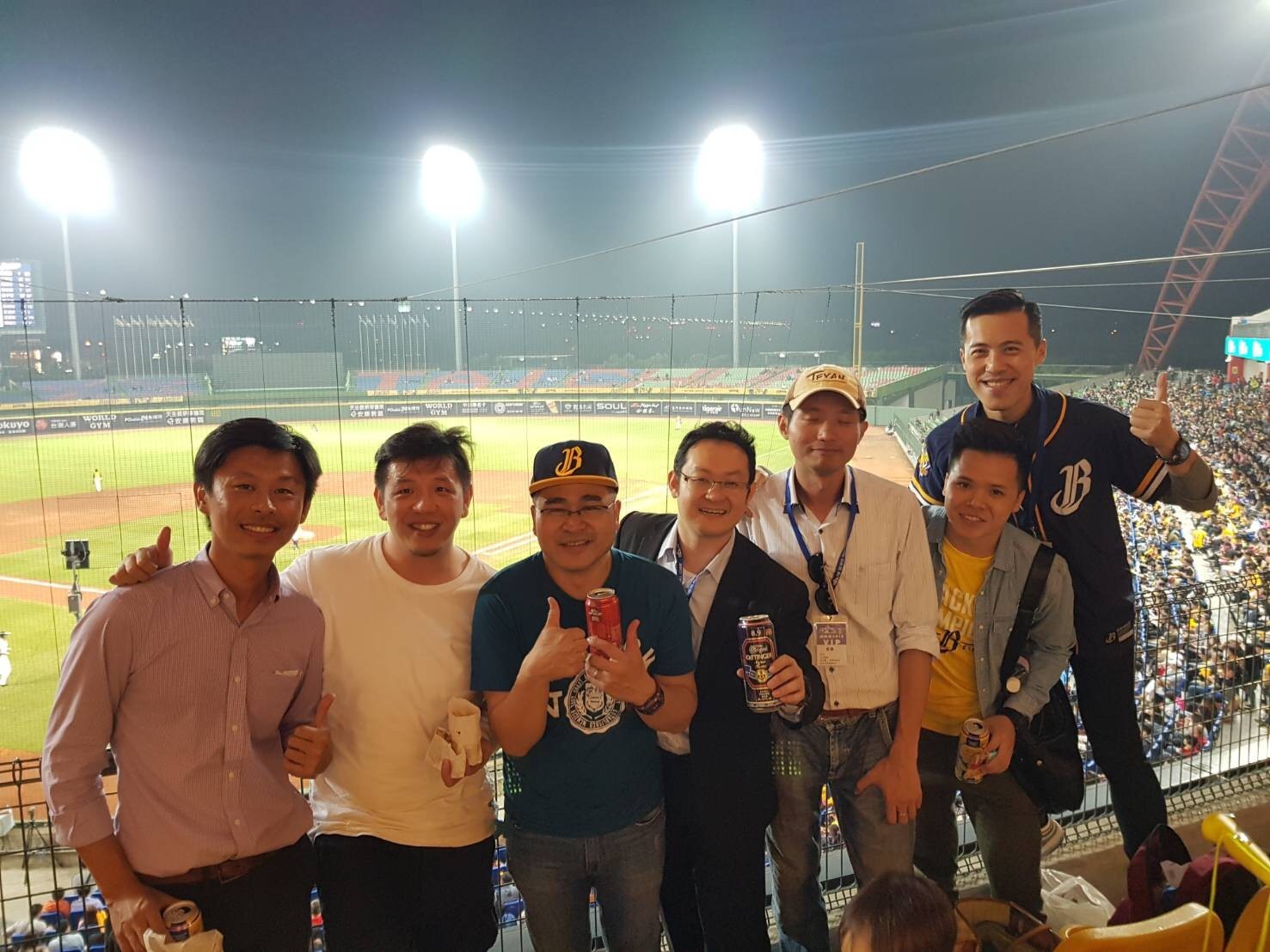 張庭維（右1）喜歡現場感受棒球比賽的熱血氣氛。（張庭維提供）