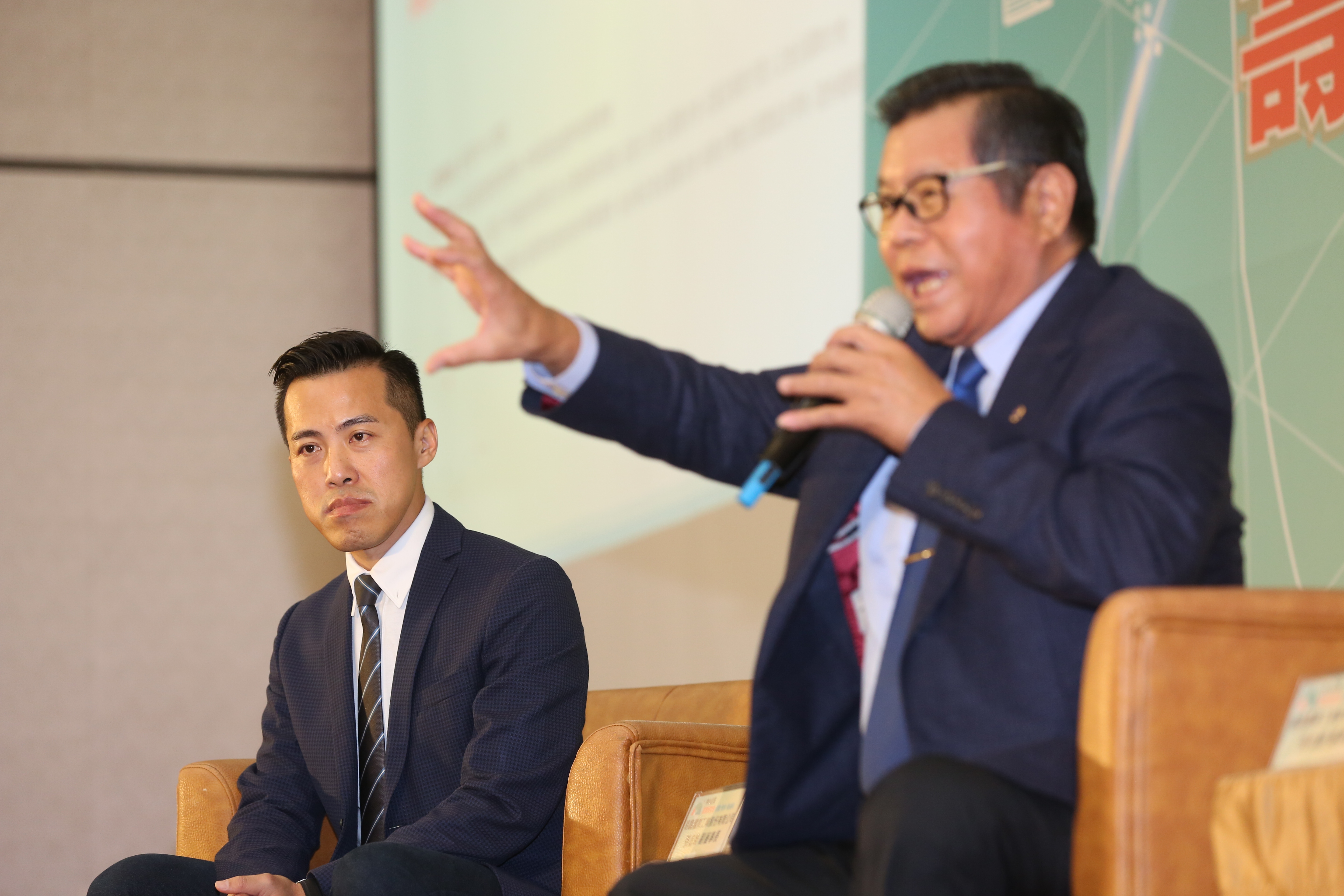 張庭維（左）和父親張秋龍（右）情同兄弟、無話不談。