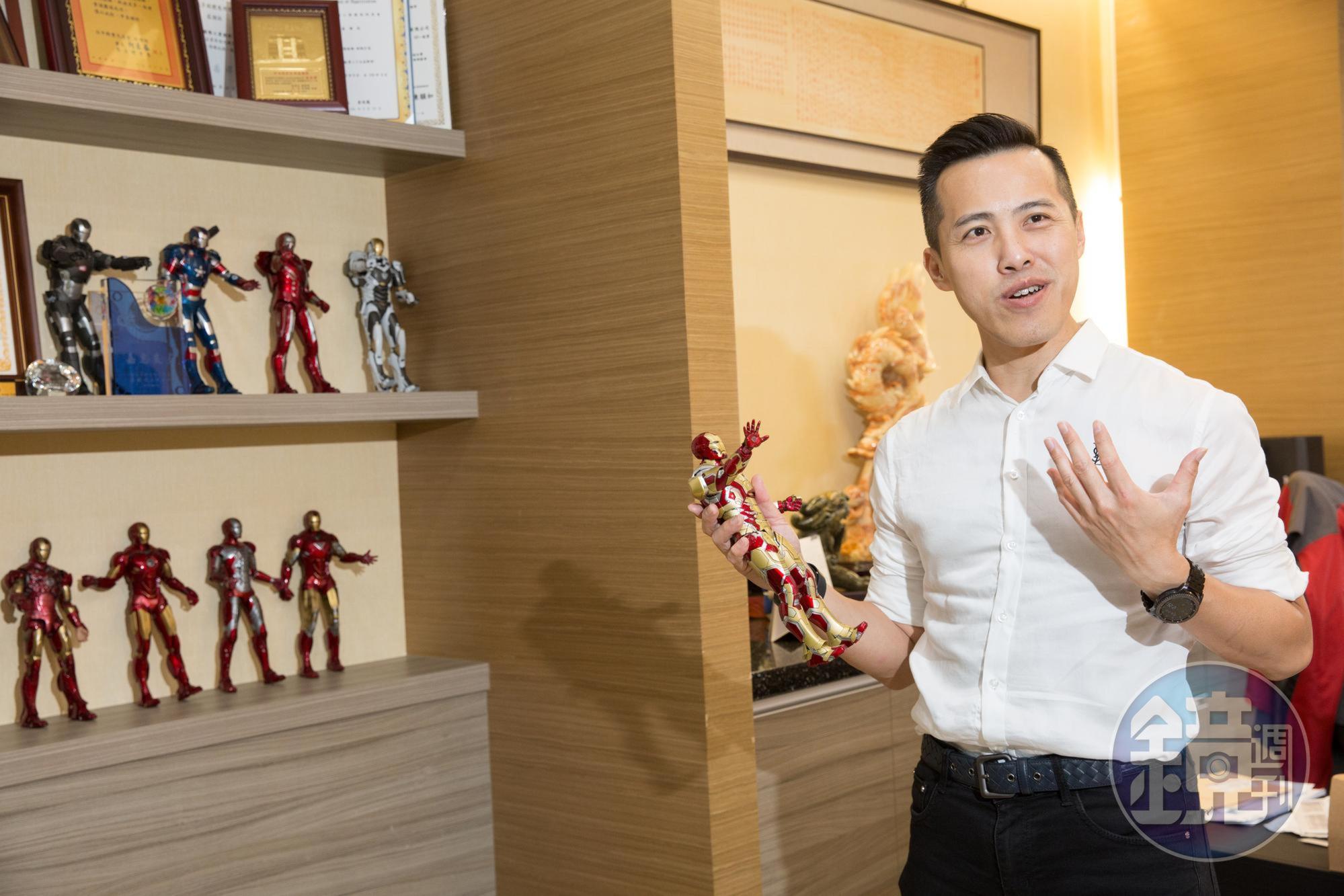 張庭維的偶像是鋼鐵人，他的辦公室內收藏了許多鋼鐵人公仔。