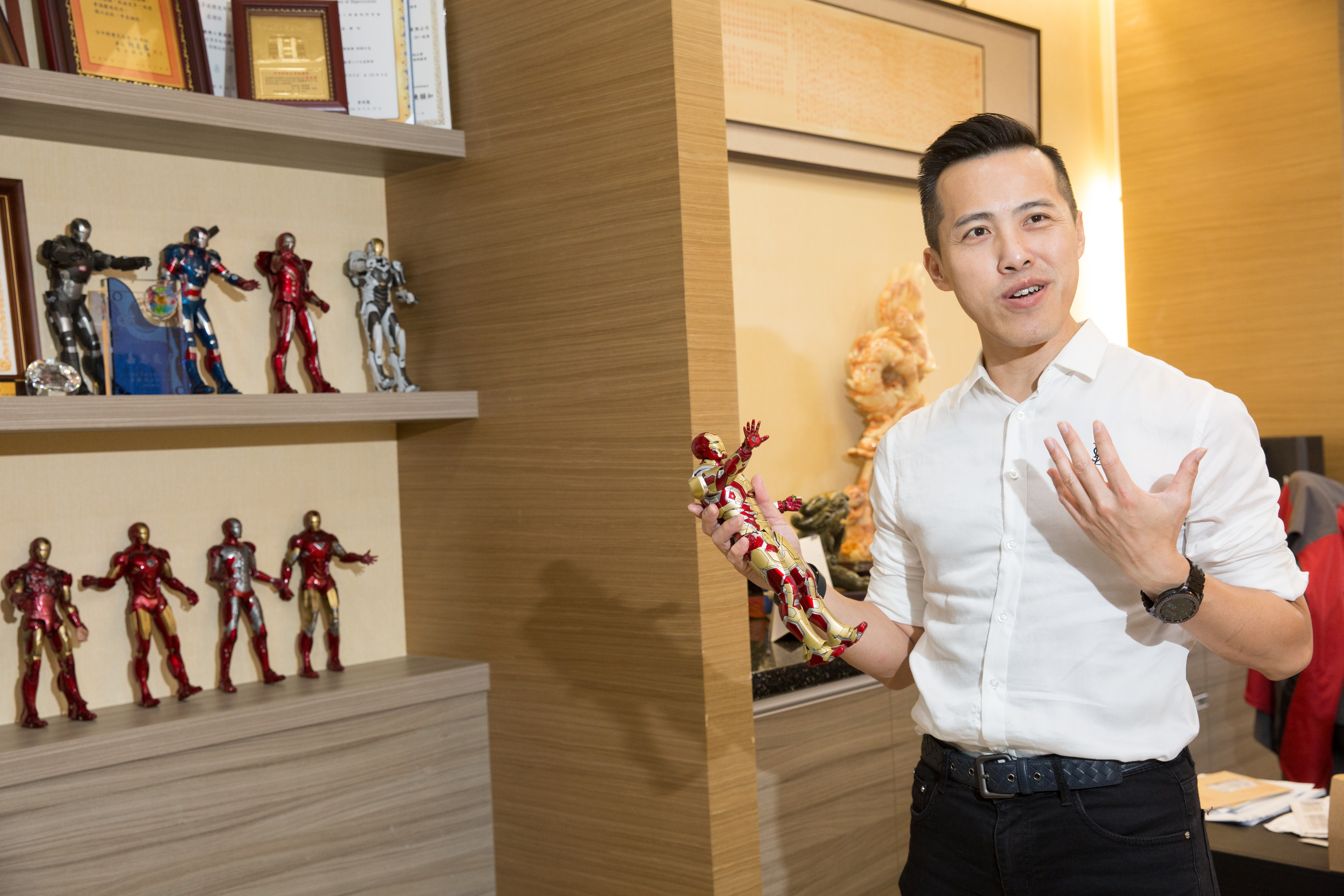 張庭維的偶像是鋼鐵人，他的辦公室內收藏了許多鋼鐵人公仔。