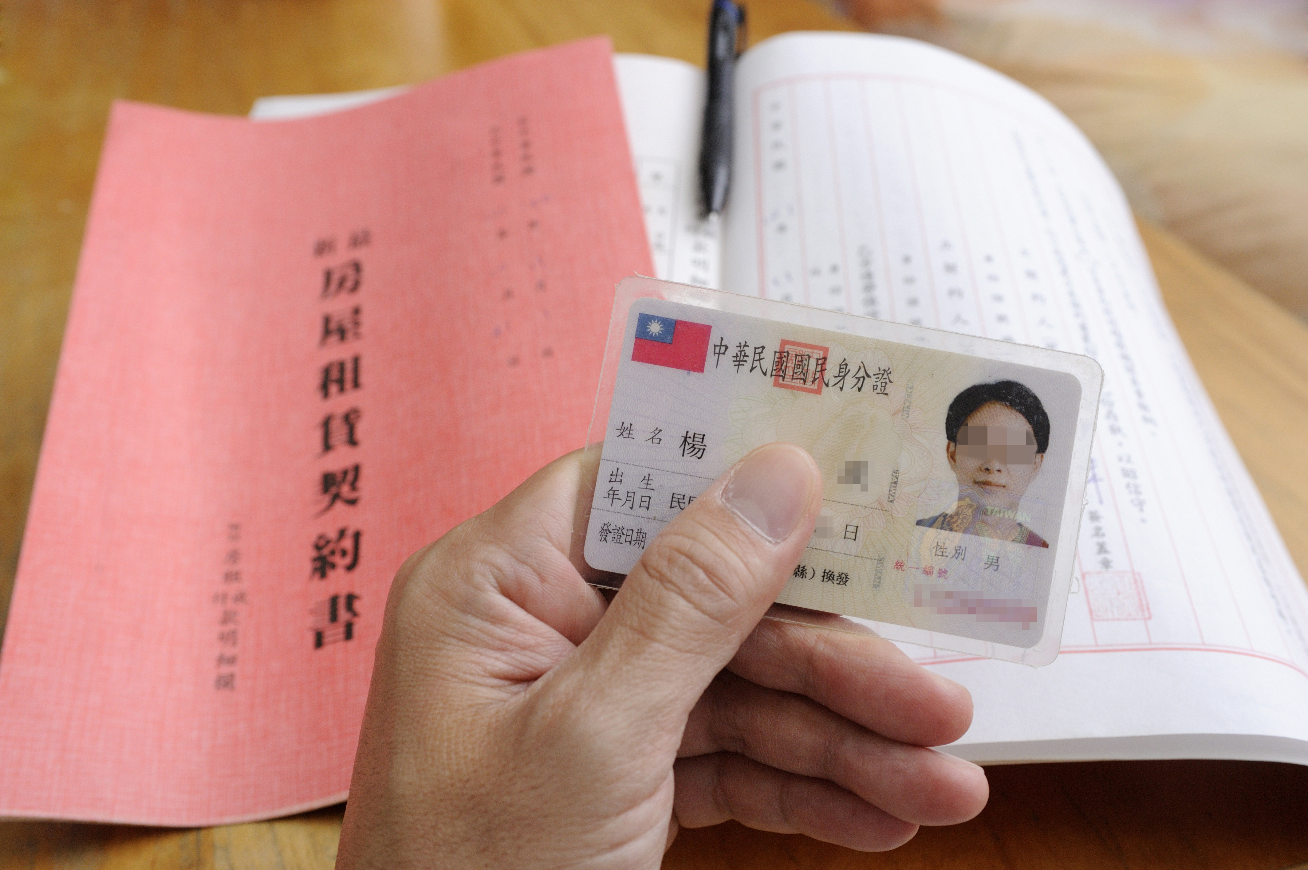 契約內容是保障房客最重要的一環，白紙黑字一定要確認後才簽名。