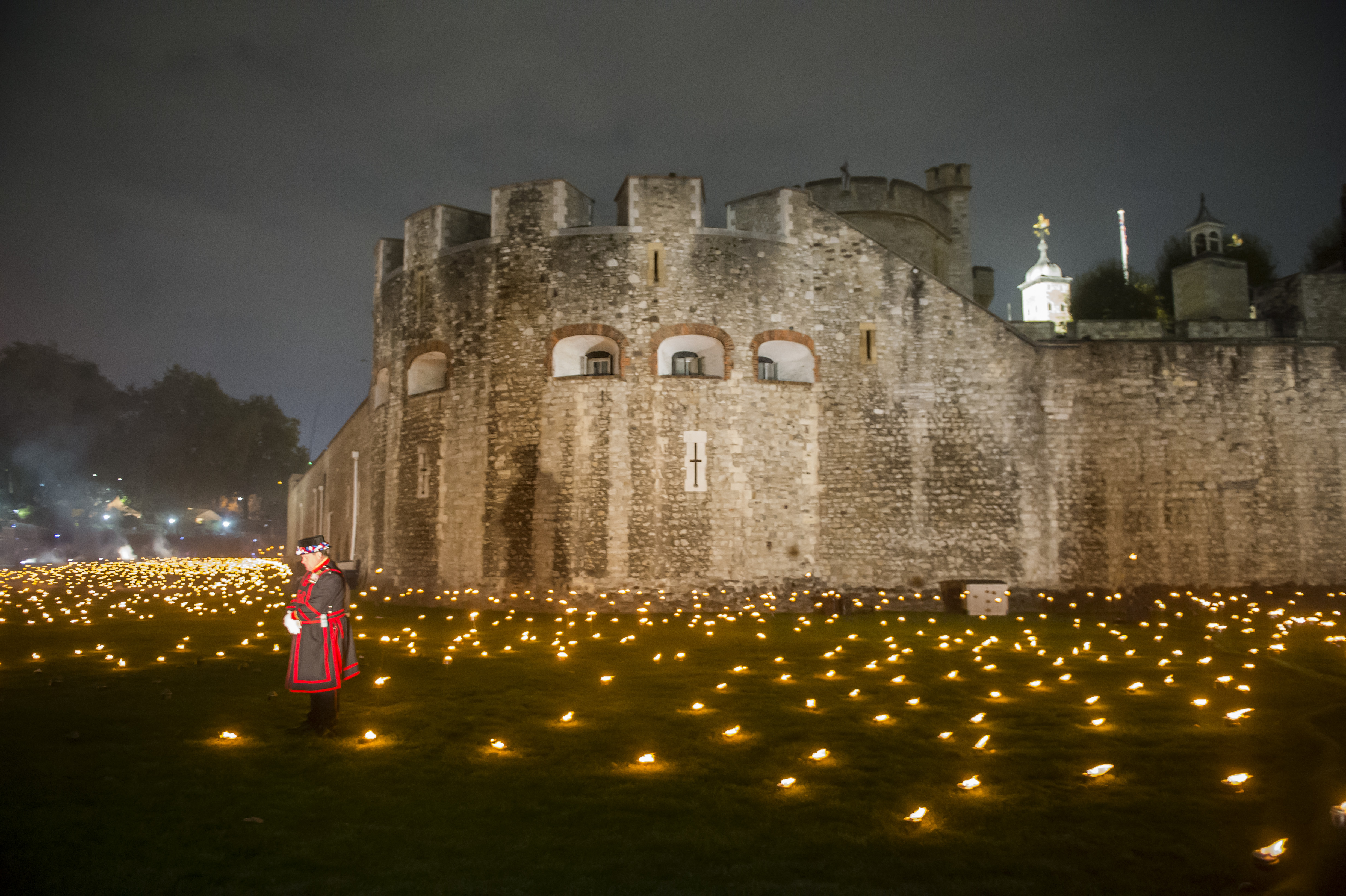 為了紀念一戰結束100週年，倫敦塔4日舉辦了盛大的紀念儀式，場面壯觀。（東方IC）