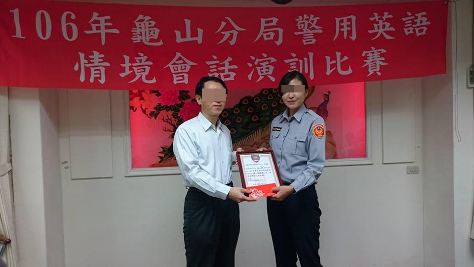 凌姓女警（右）因不滿勤務編排，而對所長怒吼。（翻攝畫面）