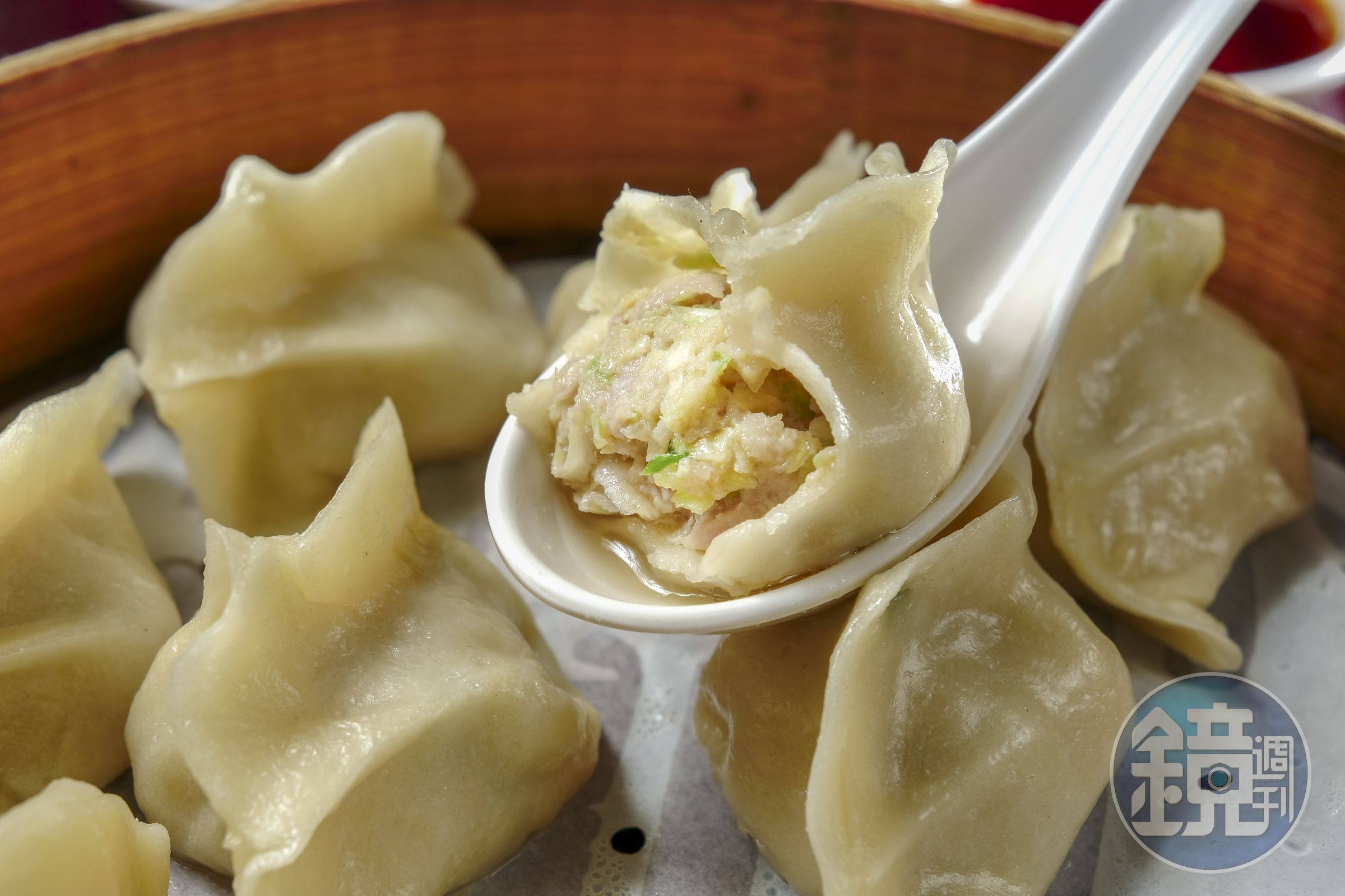 「鮮肉蒸餃」在肉餡中拌進雞豬骨高湯，讓餃子有如小籠湯包，一口咬下會爆出鮮美湯汁。