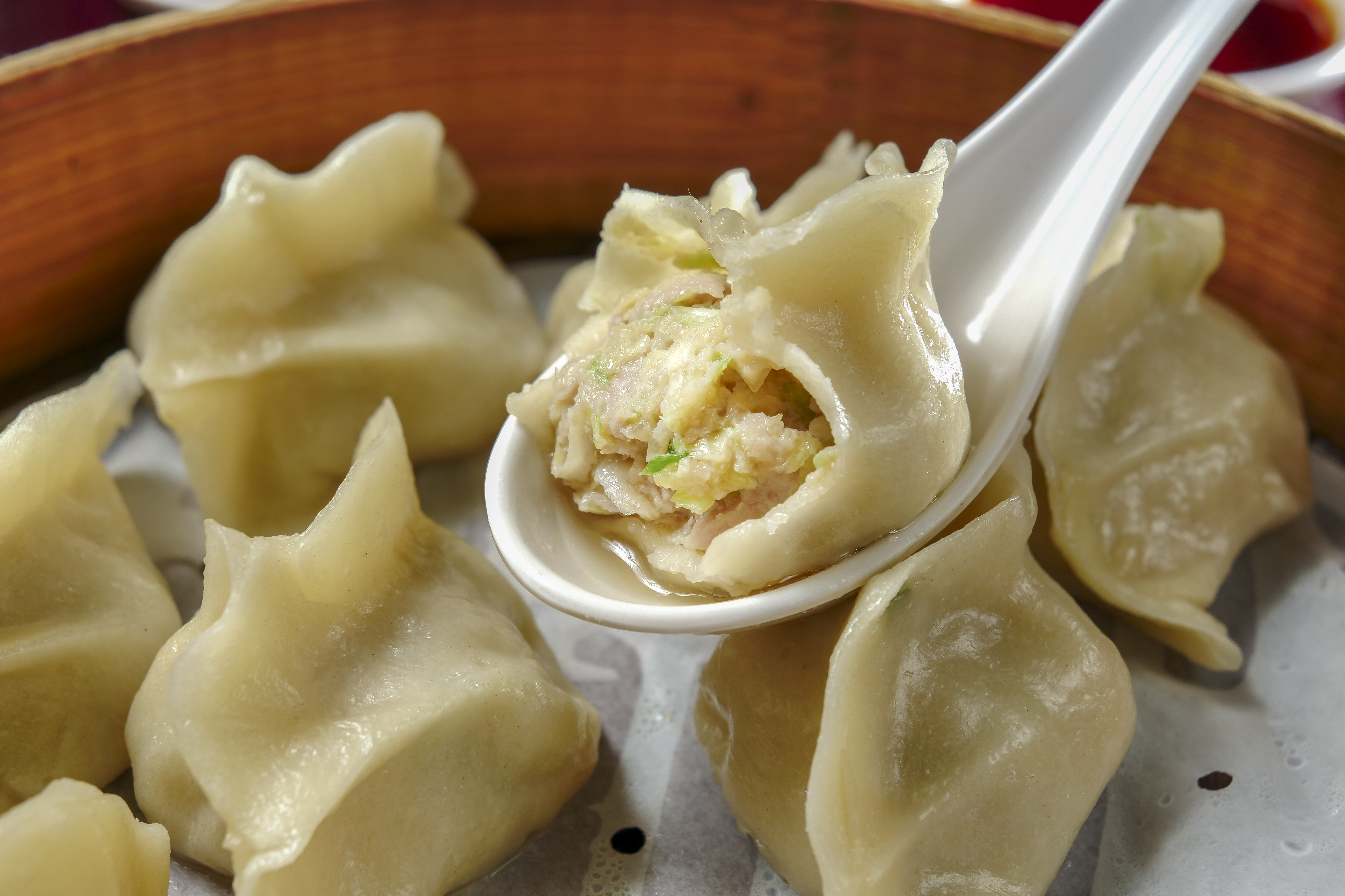 「鮮肉蒸餃」在肉餡中拌進雞豬骨高湯，讓餃子有如小籠湯包，一口咬下會爆出鮮美湯汁。