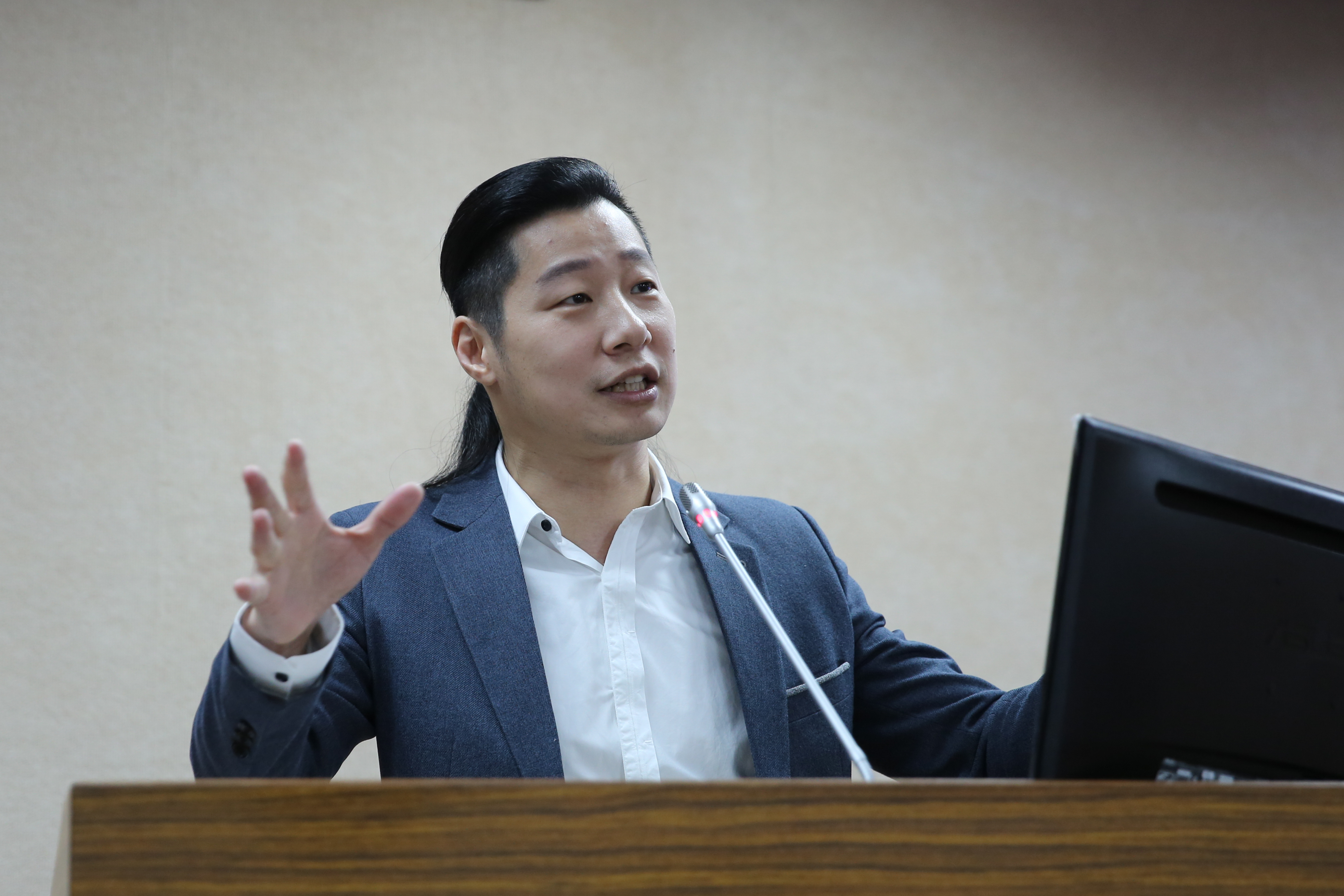 時代力量立委林昶佐（圖）批評韓國瑜過去擔任國民黨立委時，質詢發言率極低。