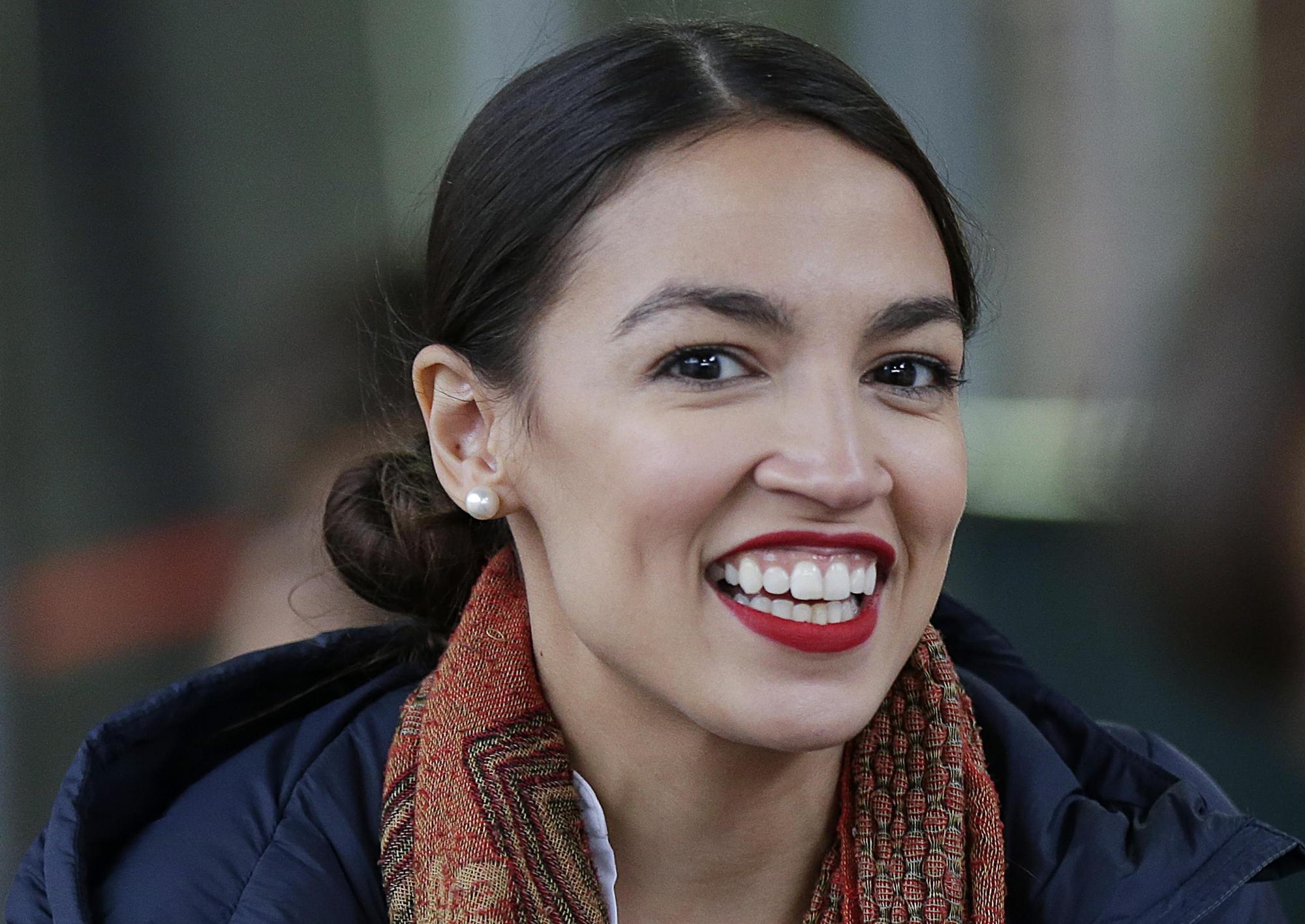 年僅28歲的亞歷山德里婭(Alexandria Ocasio-Cortez)今年6月在民主黨初選中,意外打敗政壇老手克勞力(Joe Crowley)。(東方IC)