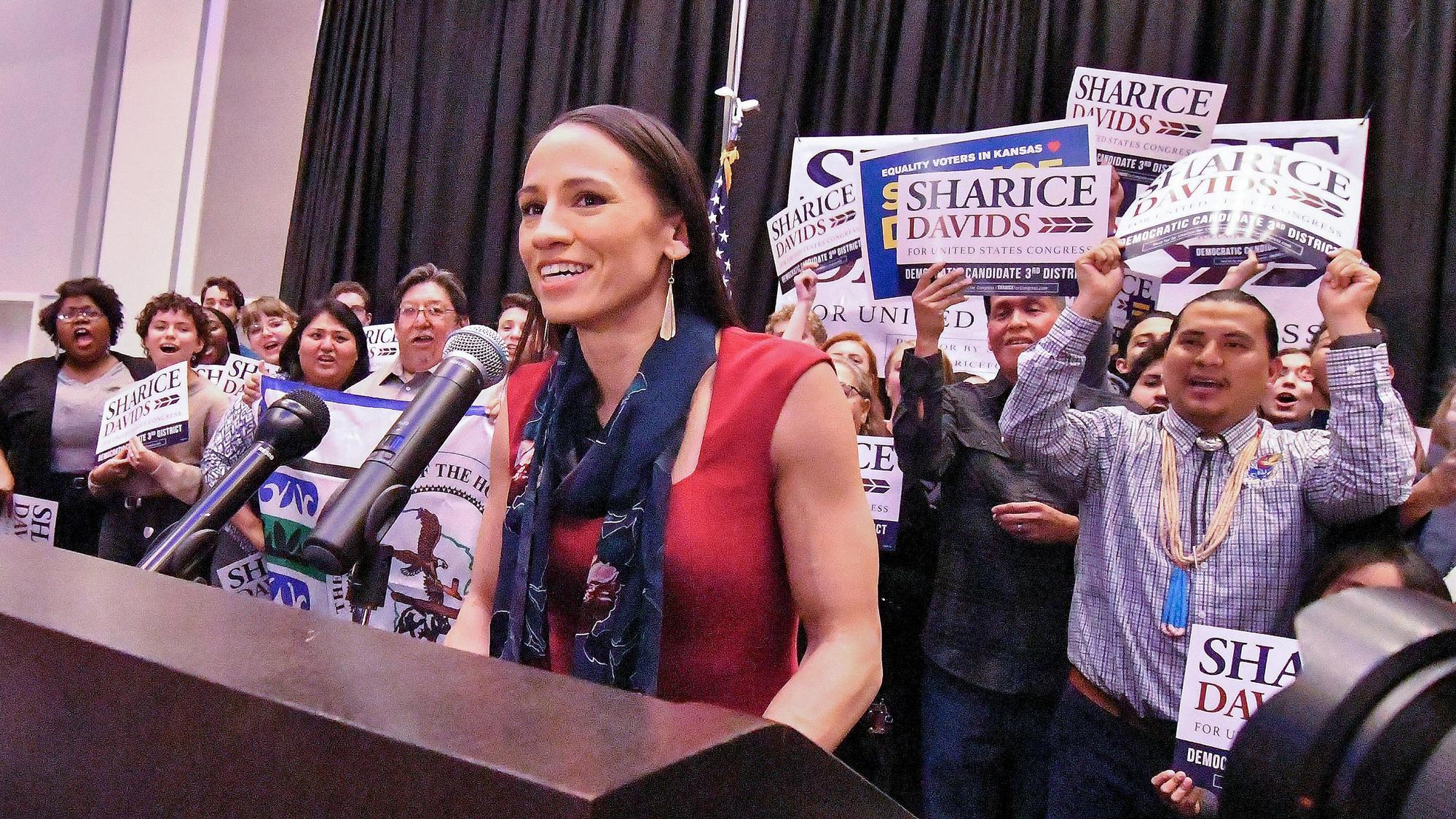 政治工作經驗豐富的沙里斯·戴維(Sharice Davids)成為美首位具有原住民身分的眾議員。(東方IC)