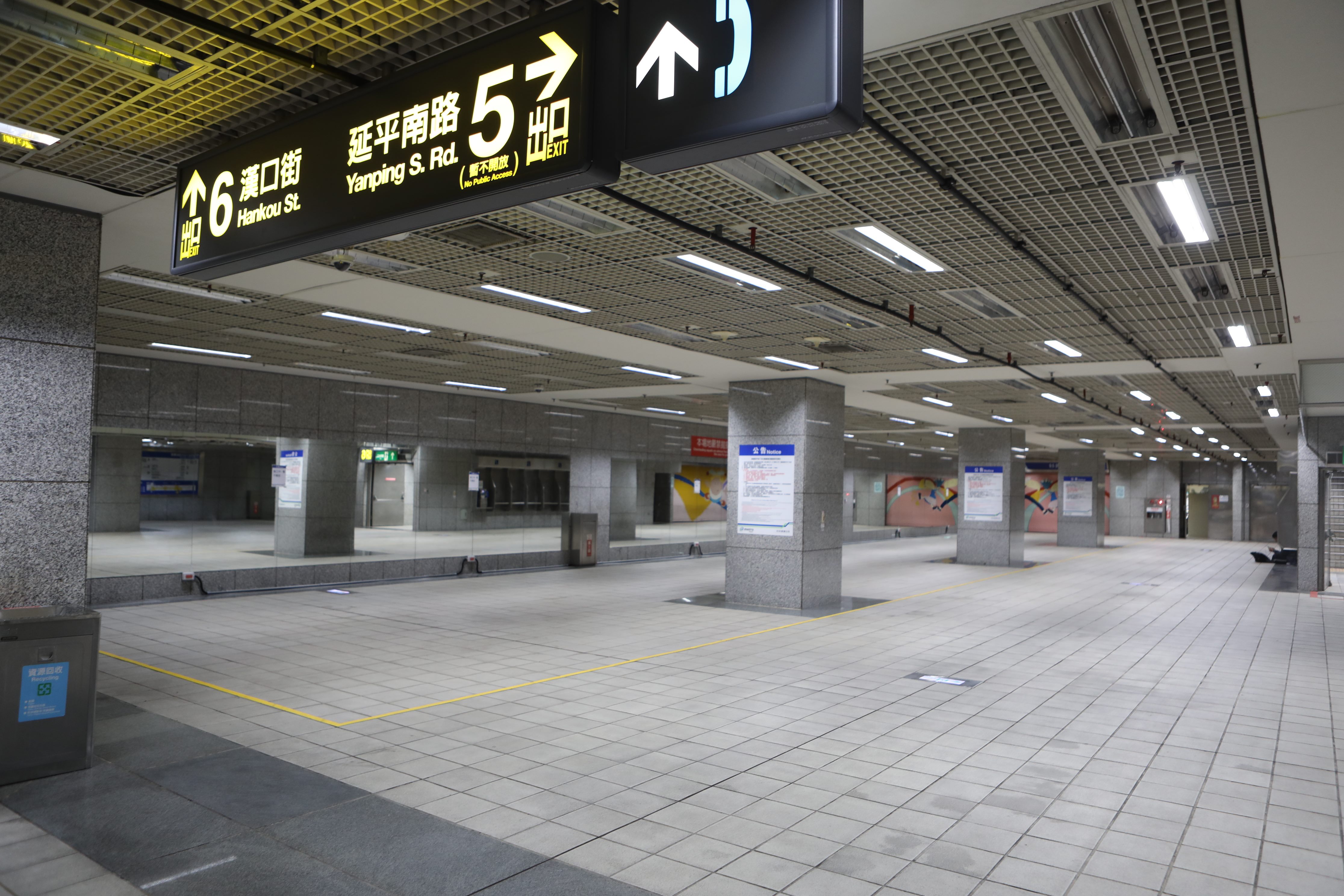 北捷將西門地下街空間規劃出練舞場地,不怕豔陽驟雨,落地鏡一字排開,寬敞又平整的地面,是練舞休閒的好去處。(取自北捷官網)