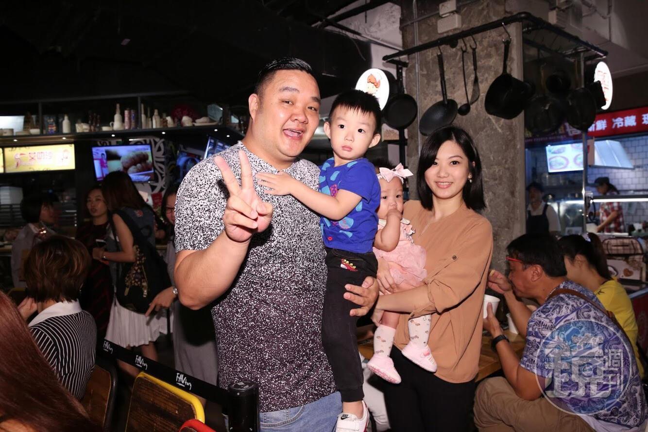 林道遠帶著老婆小孩來捧艾成的場。