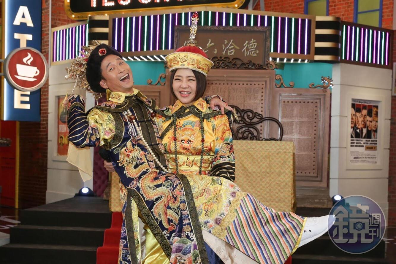 于美人和浩子兩人首度合作主持《請問你是哪裡人》,還扮成《如懿傳》的打扮來個公主抱。