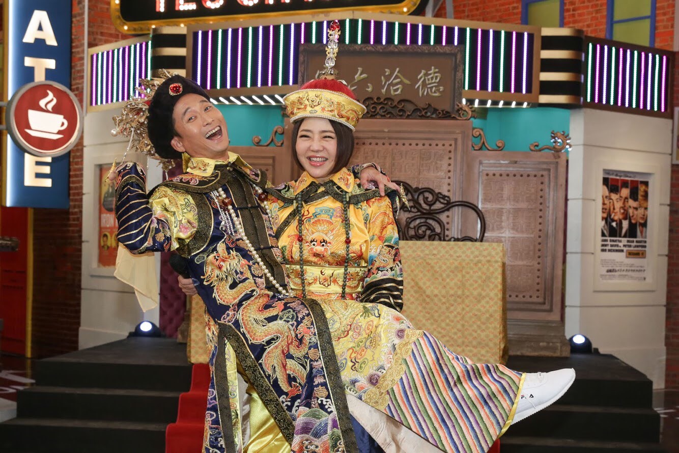 于美人和浩子兩人首度合作主持《請問你是哪裡人》，還扮成《如懿傳》的打扮來個公主抱。