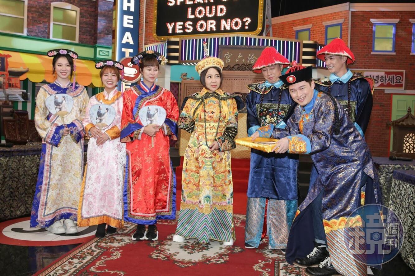 于美人在節目上演出皇上翻牌橋段,歡迎浩子加入節目主持