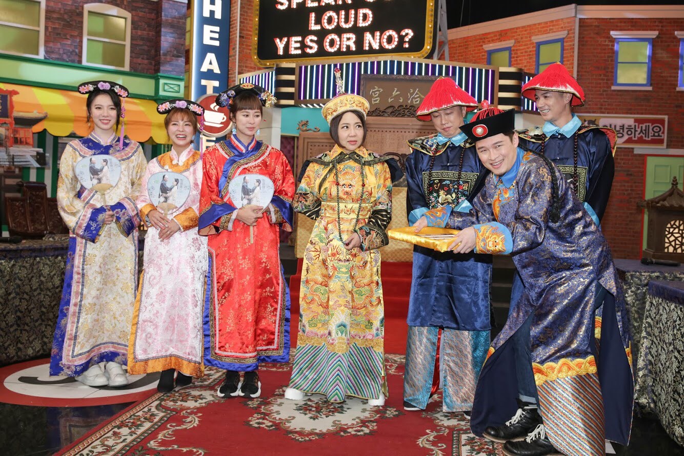 于美人在節目上演出皇上翻牌橋段，歡迎浩子加入節目主持    
