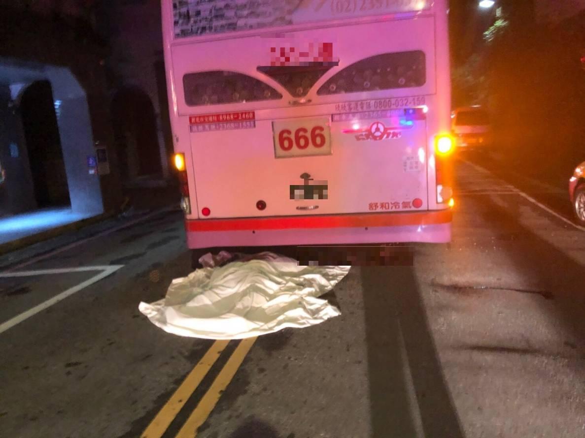高男酒醉躺在路中央,遭客運駕駛不慎輾斃。(翻攝畫面)