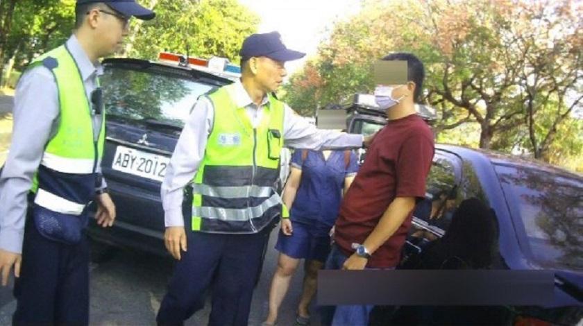 員警見他無法站穩一直往後傾趕緊上前攙扶。