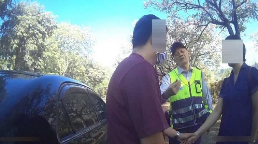 警方一番勸導下，尤男始願意由妻子陪同就醫並進行診治。