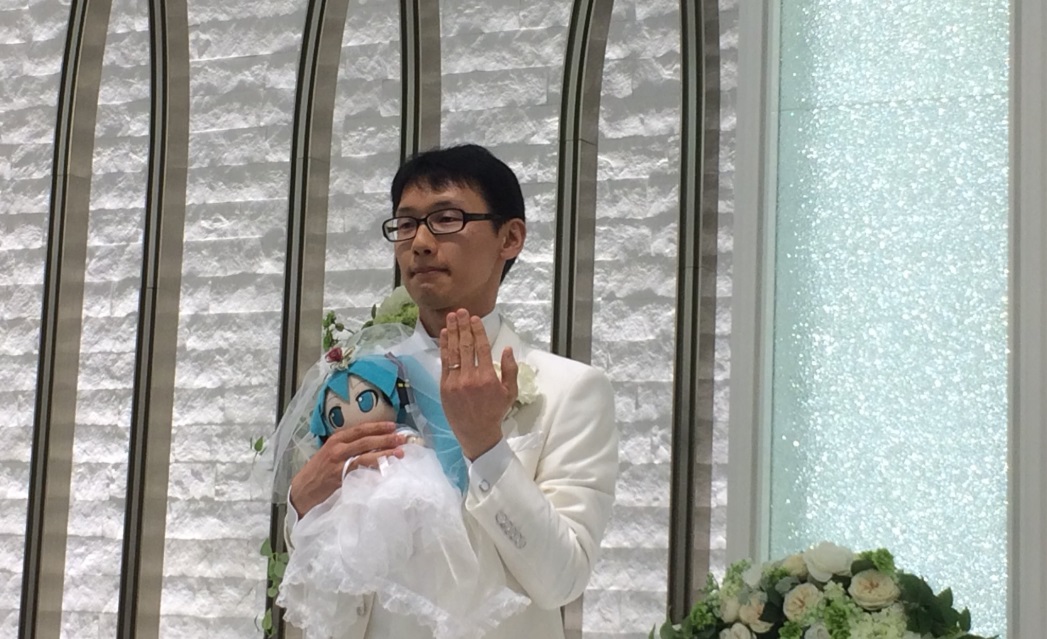 本月4日，日本35歲公務員近藤顯彥與初音未來結婚，現場有39位親友見證。（翻攝自近藤顯彥推特）