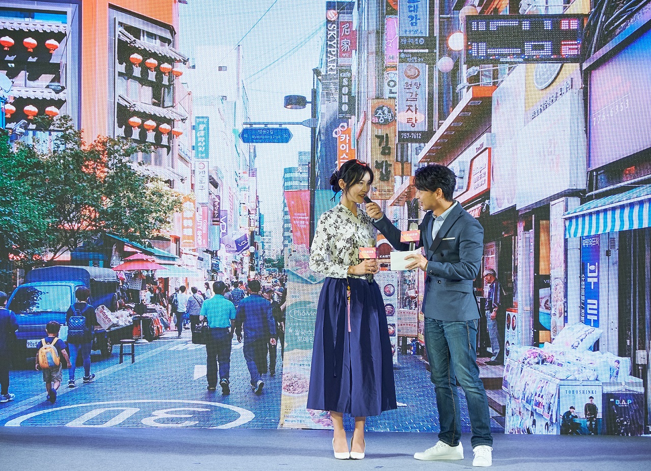 小豹翻譯棒找來藝人阿Ken現場大玩翻譯功能。（業者提供）