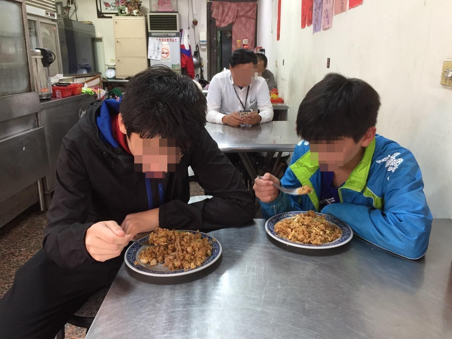 兄弟2人被找到後相當飢餓，學校師長請2人吃飯。（翻攝畫面）