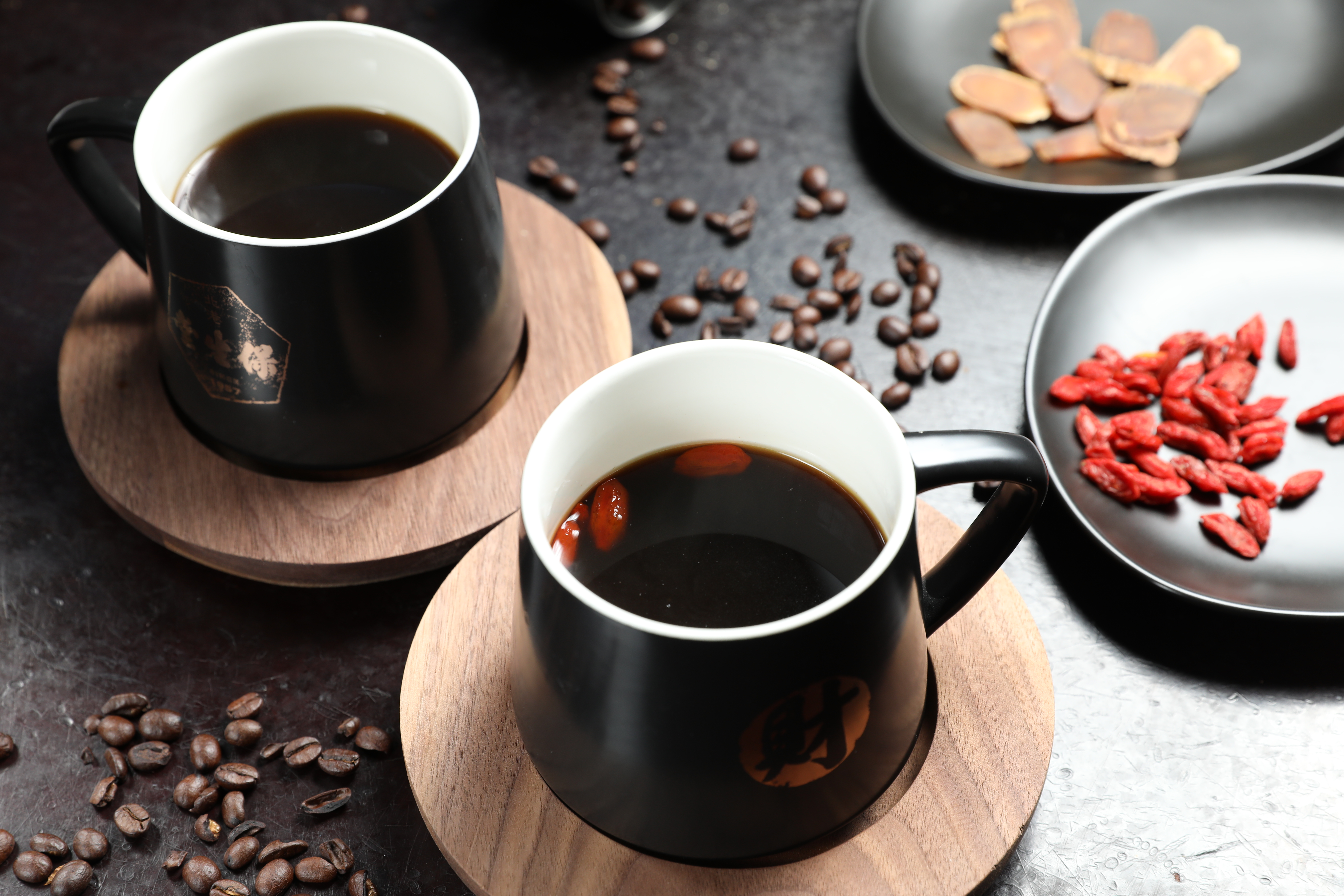 北港保生堂漢方咖啡館的「枸杞咖啡」（前，160元／杯）與「人蔘咖啡」（後，200元／杯）。